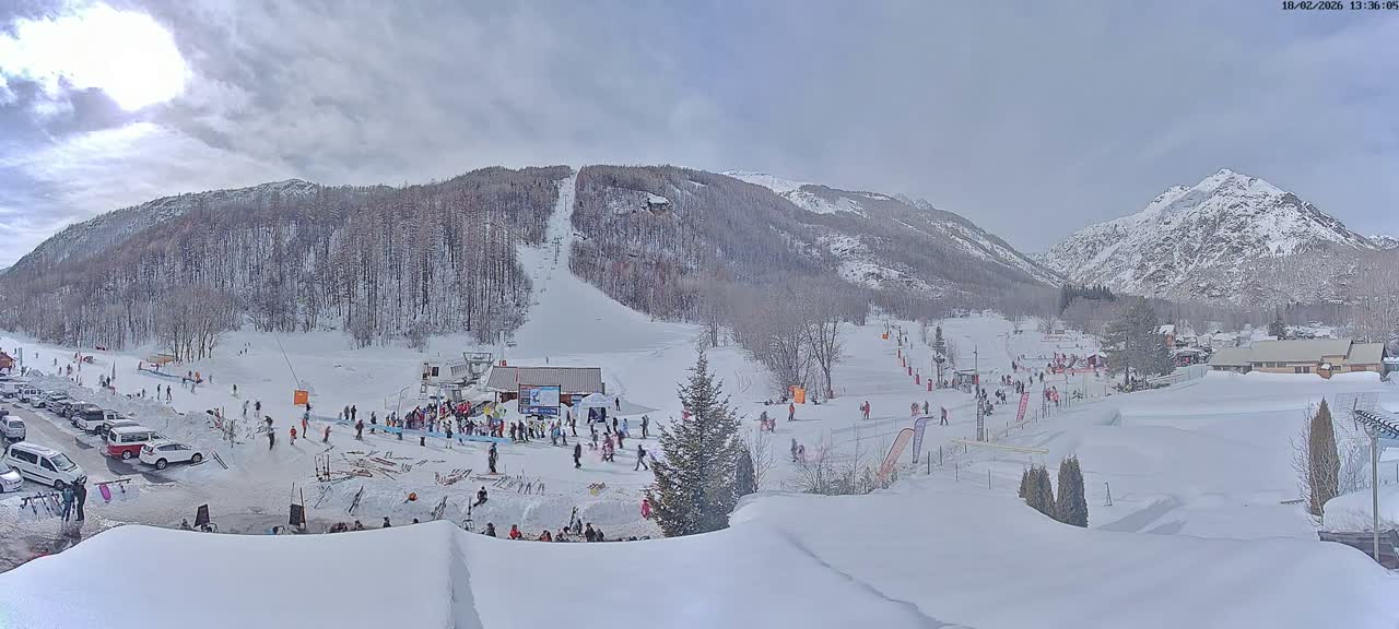 Pelvoux Vallouise Base Area Live Cam - Briancon, Hautes-Alpes, Provence-Alpes-Cote d’Azur, France