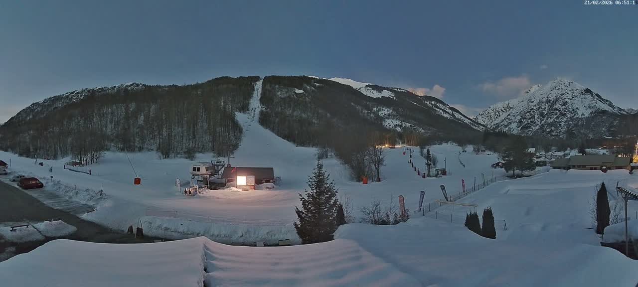 Pelvoux Vallouise Base Area Live Cam - Briancon, Hautes-Alpes, Provence-Alpes-Cote d’Azur, France