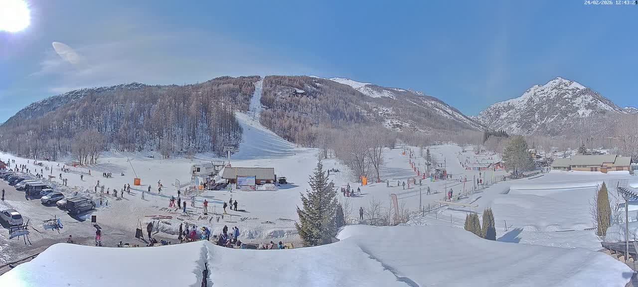 Pelvoux Vallouise Base Area Live Cam - Briancon, Hautes-Alpes, Provence-Alpes-Cote d’Azur, France