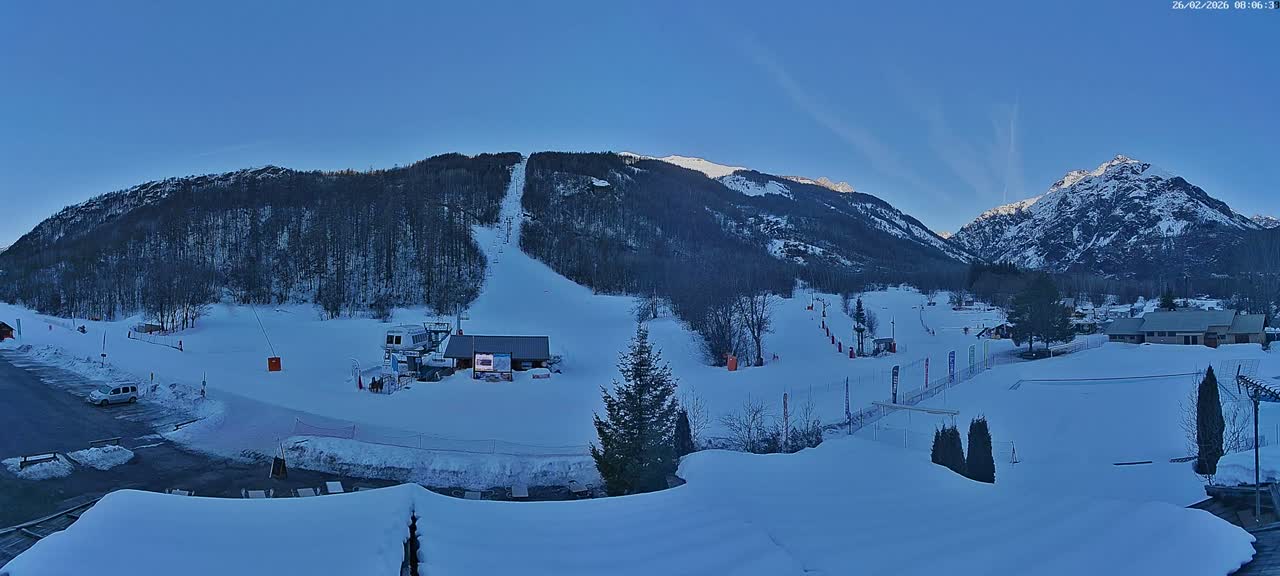 Pelvoux Vallouise Base Area Live Cam - Briancon, Hautes-Alpes, Provence-Alpes-Cote d’Azur, France