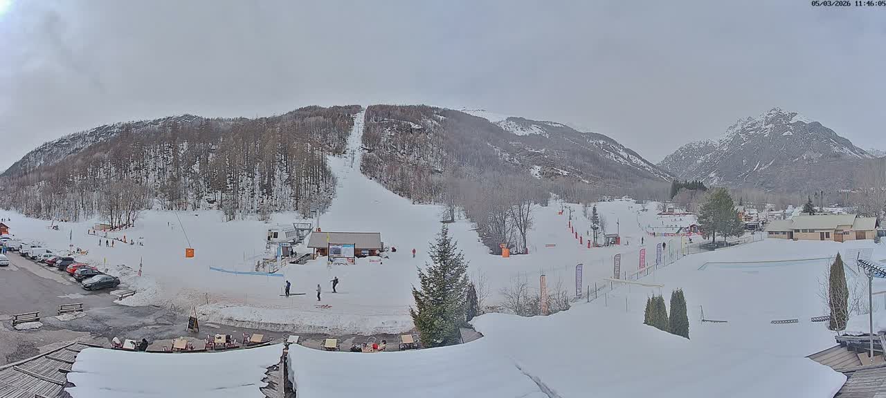 Pelvoux Vallouise Base Area Live Cam - Briancon, Hautes-Alpes, Provence-Alpes-Cote d’Azur, France