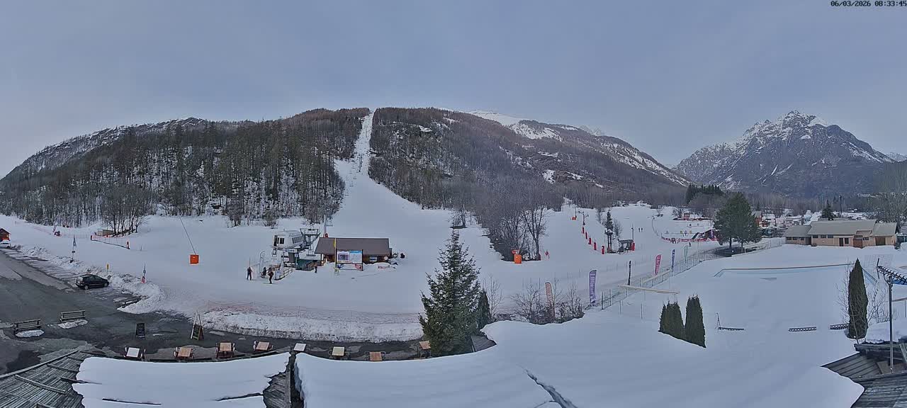 Pelvoux Vallouise Base Area Live Cam - Briancon, Hautes-Alpes, Provence-Alpes-Cote d’Azur, France