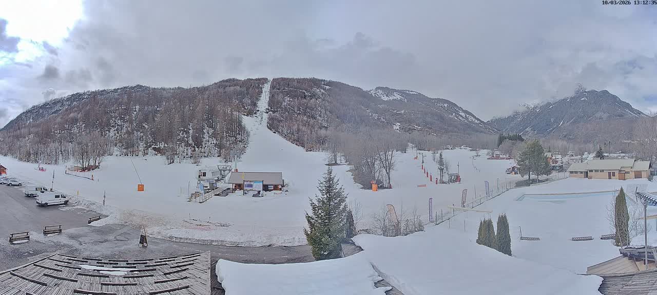Pelvoux Vallouise Base Area Live Cam - Briancon, Hautes-Alpes, Provence-Alpes-Cote d’Azur, France