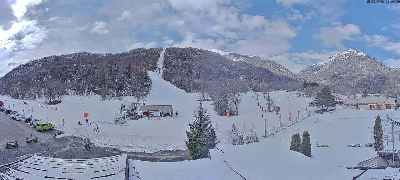 Pelvoux Vallouise Base Area Live Cam - Briancon, Hautes-Alpes, Provence-Alpes-Cote d’Azur, France