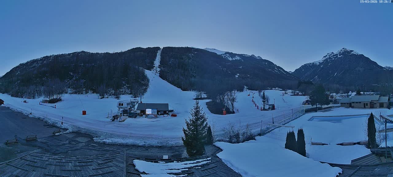 Pelvoux Vallouise Base Area Live Cam - Briancon, Hautes-Alpes, Provence-Alpes-Cote d’Azur, France