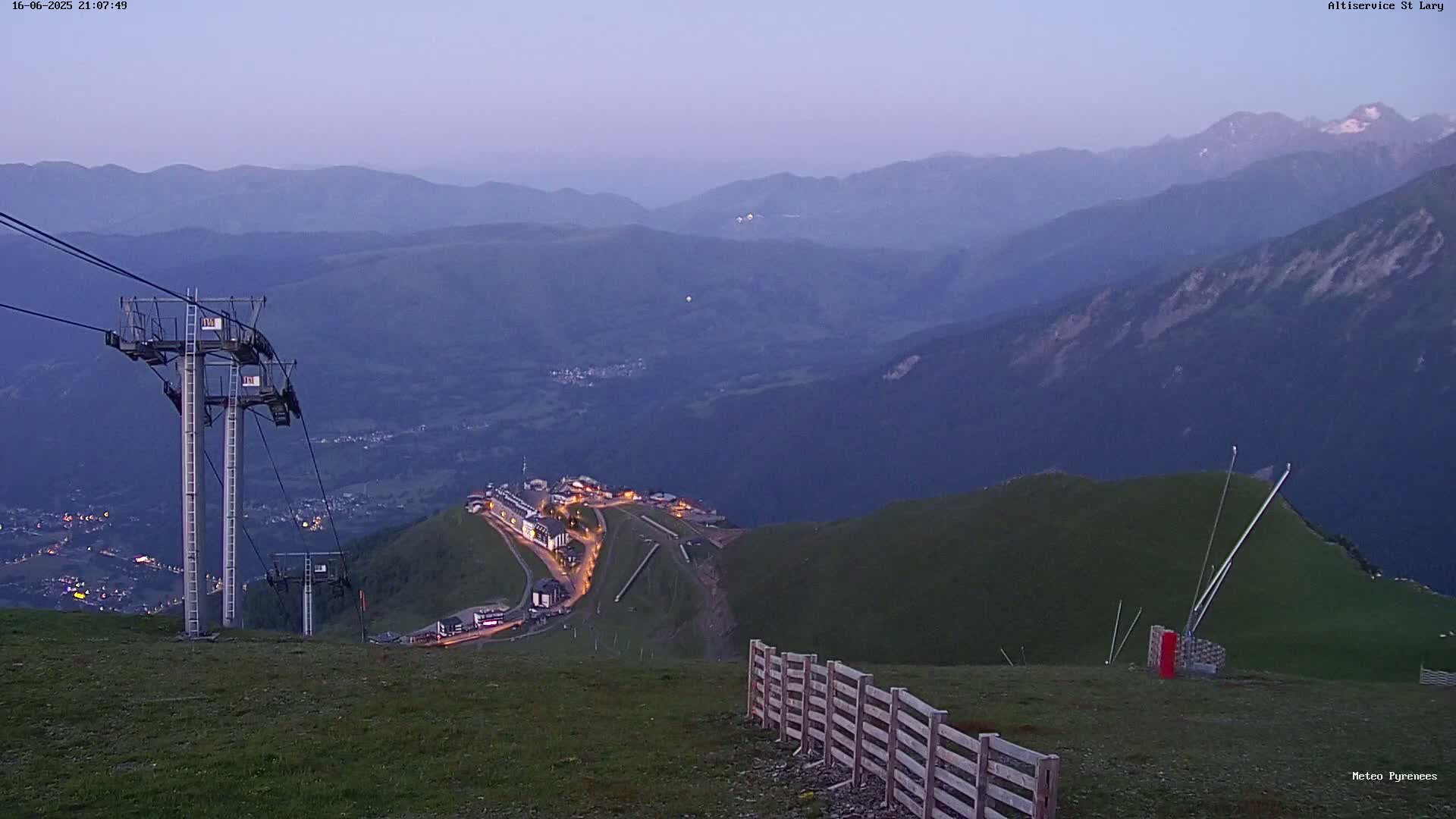 Saint-Lary-Soulan Village Skyline & Pla d'Adet Ski Slopes Live Cam - Bagnères-de-Bigorre, Hautes-Pyrénées, Occitanie, France