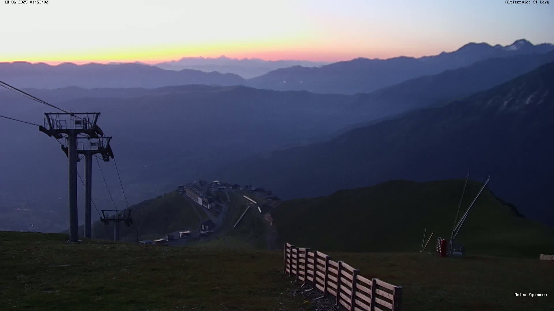 Saint-Lary-Soulan Village Skyline & Pla d'Adet Ski Slopes Live Cam - Bagnères-de-Bigorre, Hautes-Pyrénées, Occitanie, France
