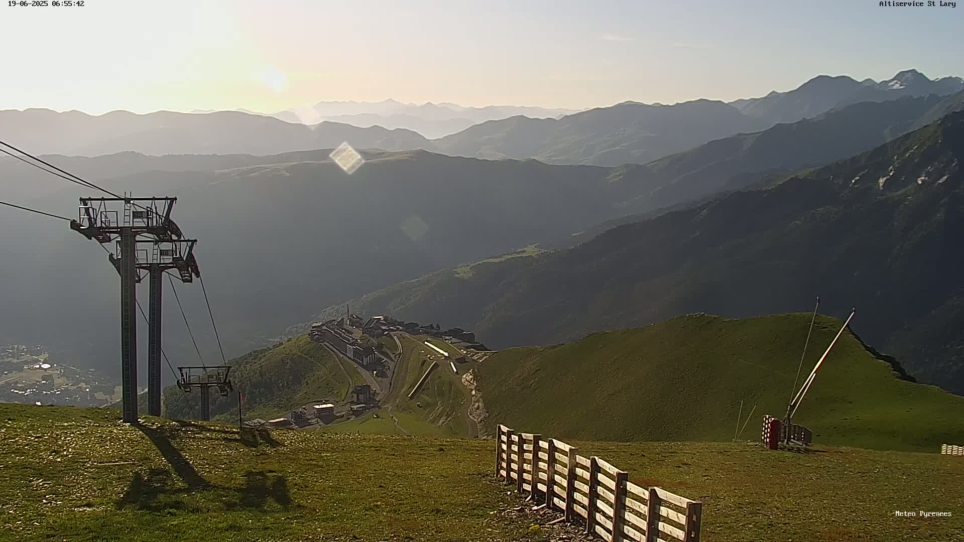 Saint-Lary-Soulan Village Skyline & Pla d'Adet Ski Slopes Live Cam - Bagnères-de-Bigorre, Hautes-Pyrénées, Occitanie, France