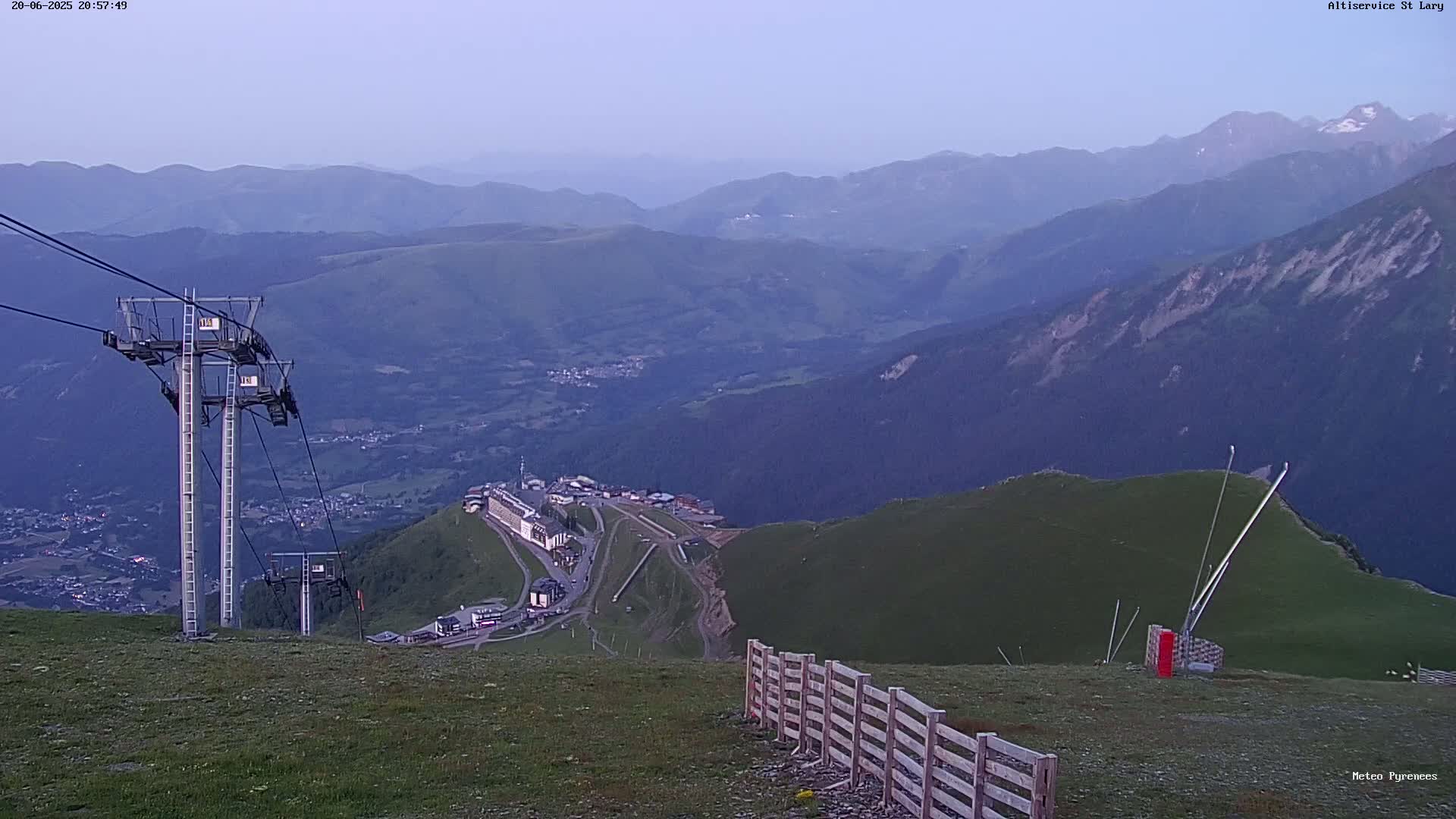 Saint-Lary-Soulan Village Skyline & Pla d'Adet Ski Slopes Live Cam - Bagnères-de-Bigorre, Hautes-Pyrénées, Occitanie, France
