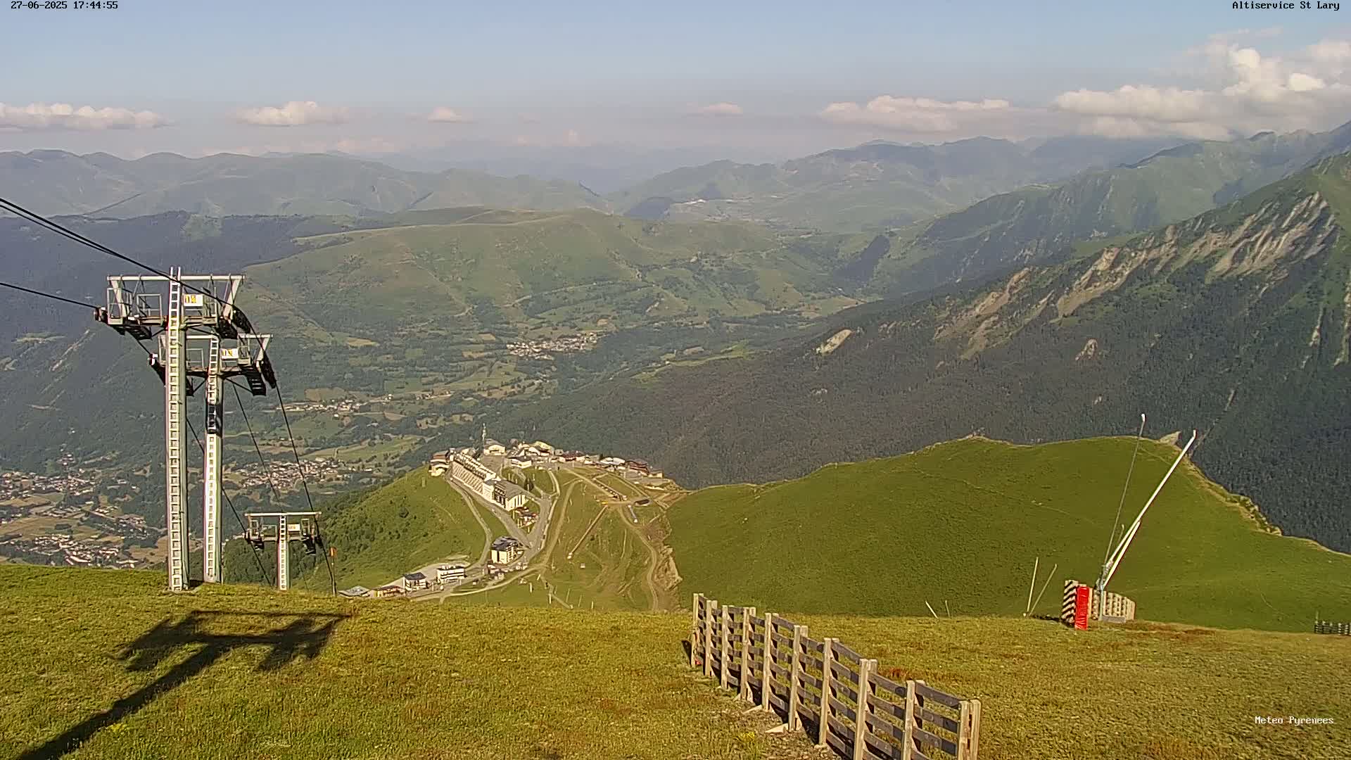 Saint-Lary-Soulan Village Skyline & Pla d'Adet Ski Slopes Live Cam - Bagnères-de-Bigorre, Hautes-Pyrénées, Occitanie, France