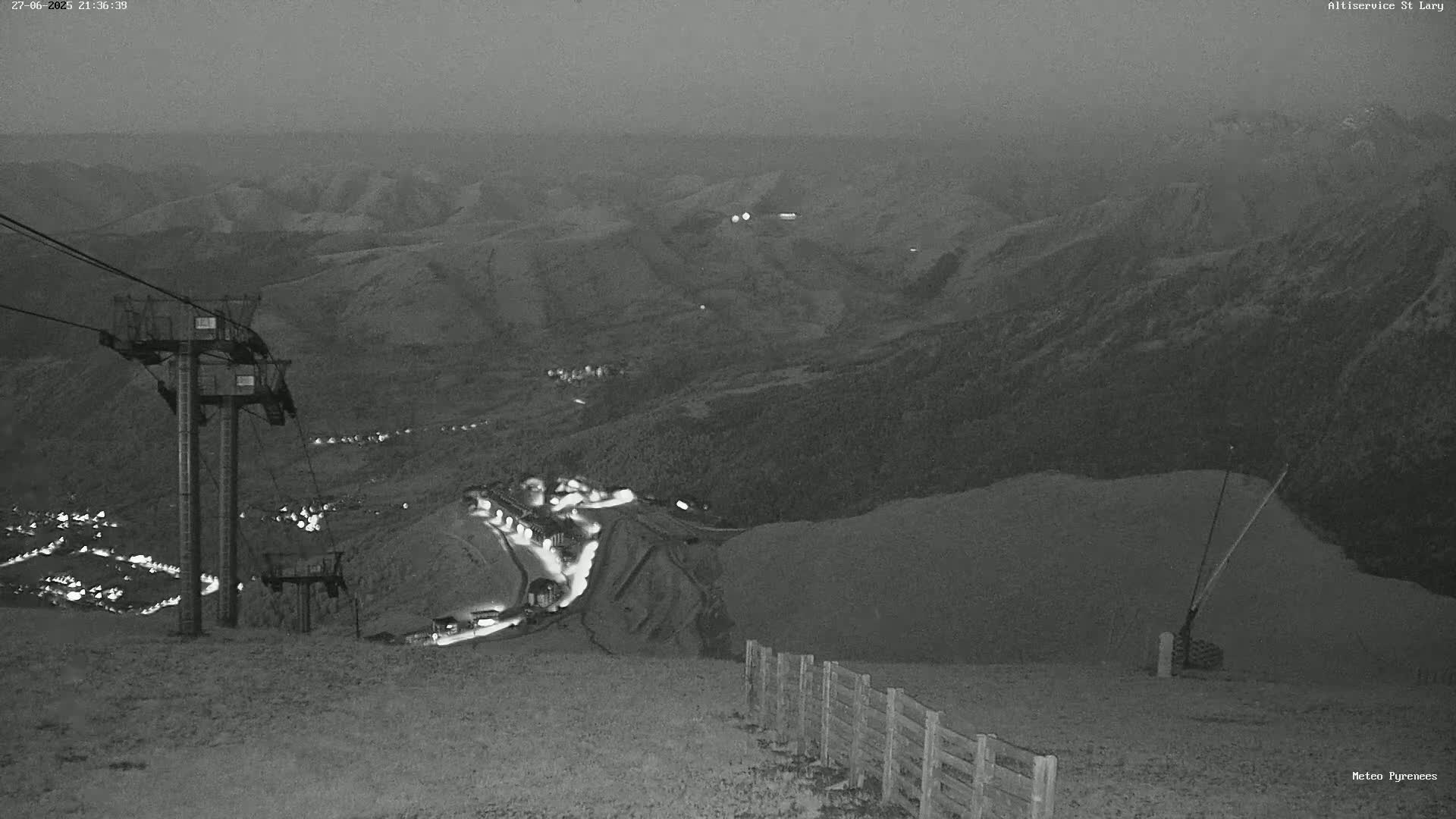 Saint-Lary-Soulan Village Skyline & Pla d'Adet Ski Slopes Live Cam - Bagnères-de-Bigorre, Hautes-Pyrénées, Occitanie, France