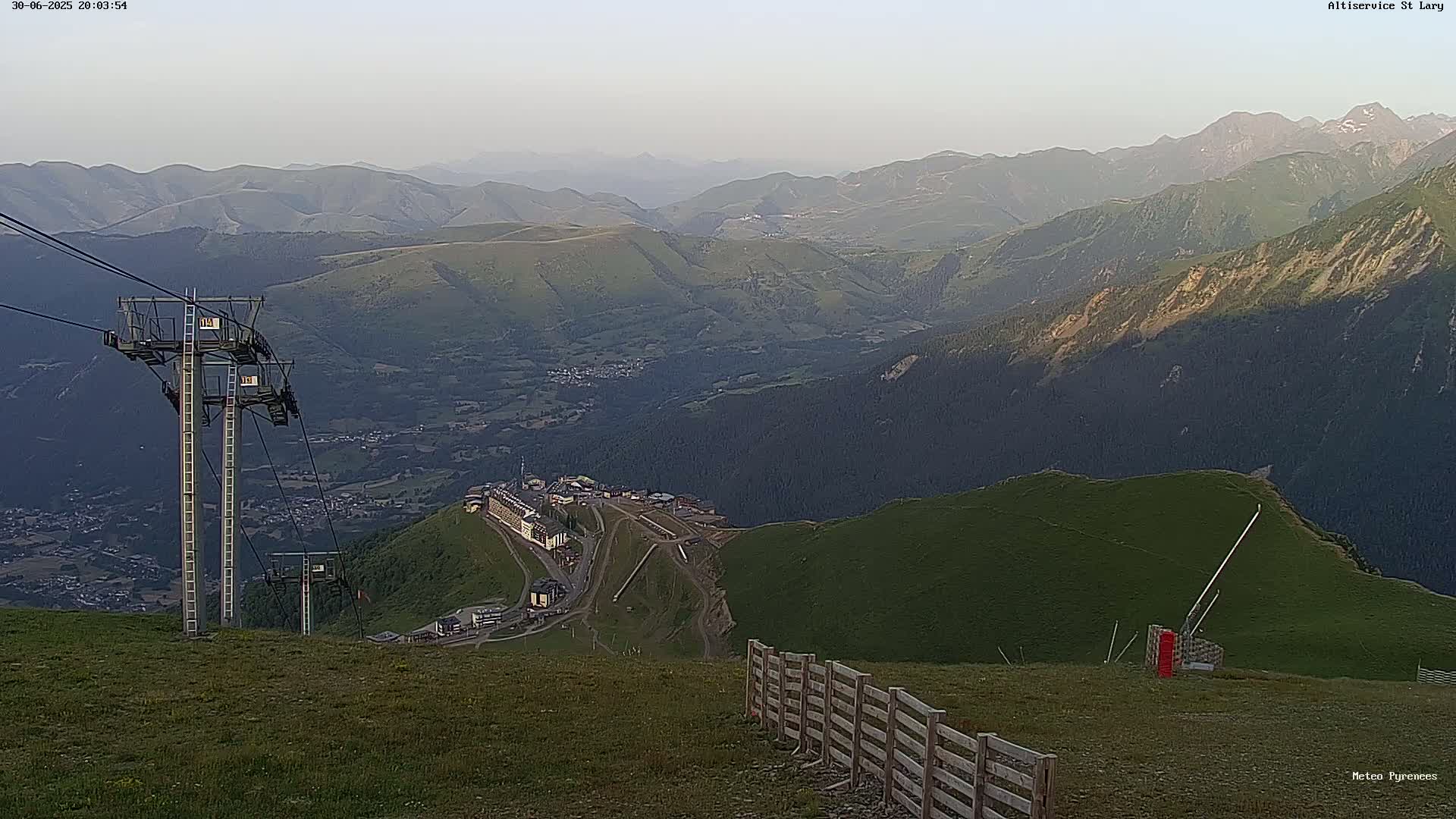 Saint-Lary-Soulan Village Skyline & Pla d'Adet Ski Slopes Live Cam - Bagnères-de-Bigorre, Hautes-Pyrénées, Occitanie, France