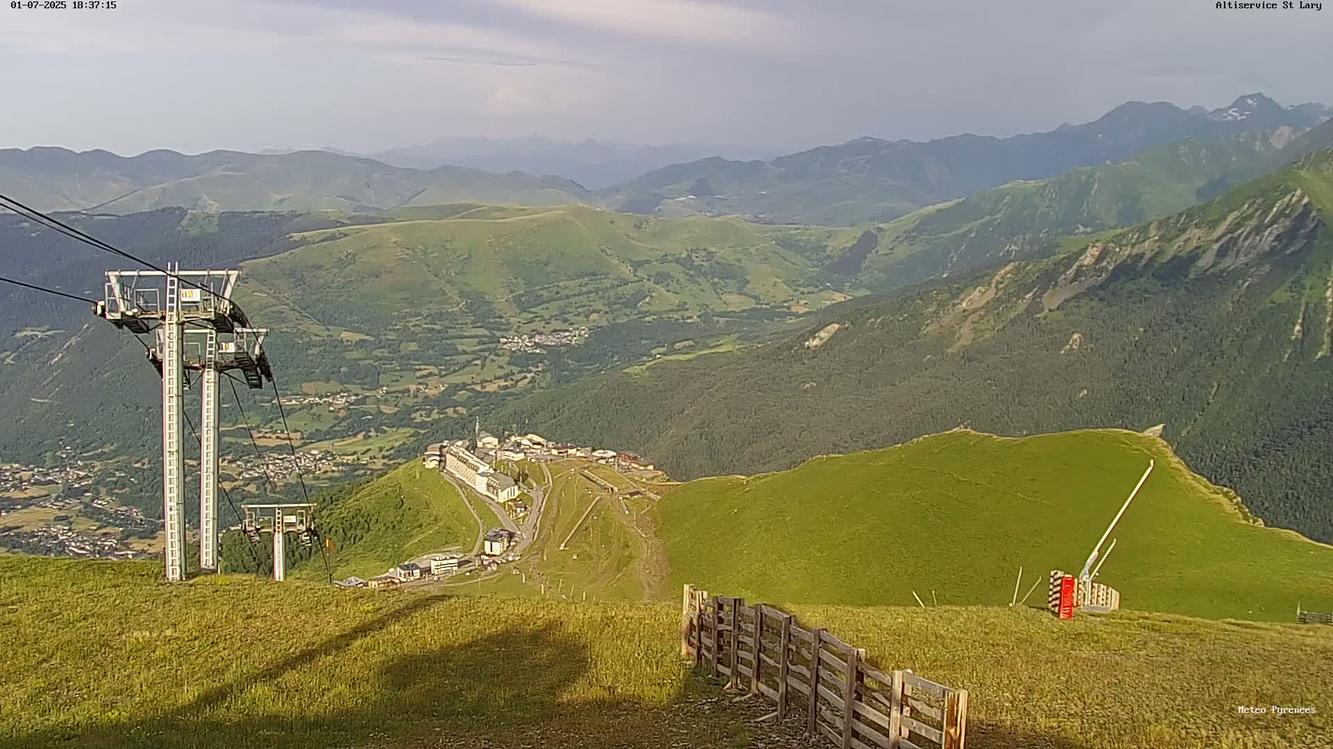 Saint-Lary-Soulan Village Skyline & Pla d'Adet Ski Slopes Live Cam - Bagnères-de-Bigorre, Hautes-Pyrénées, Occitanie, France