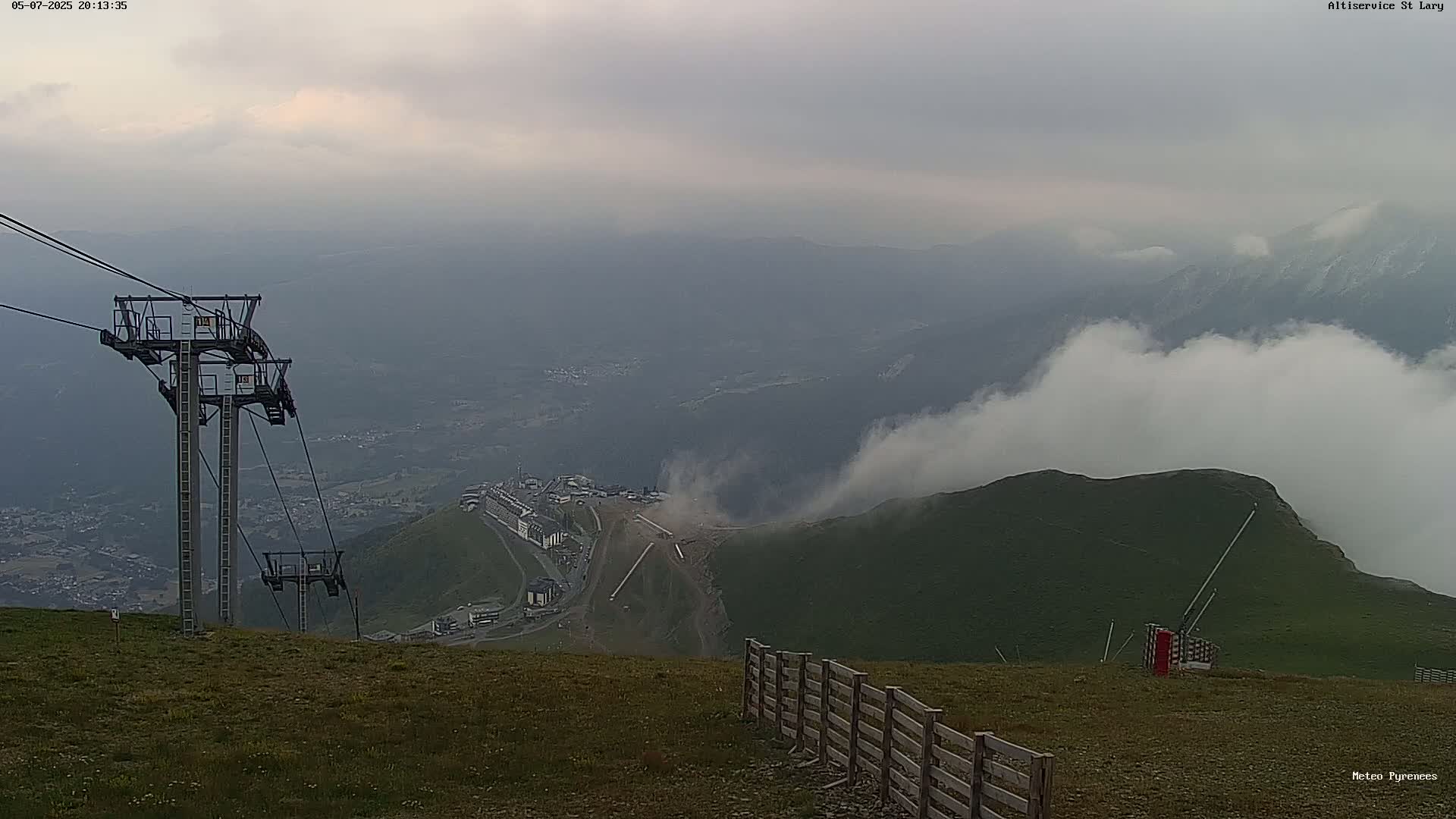 Saint-Lary-Soulan Village Skyline & Pla d'Adet Ski Slopes Live Cam - Bagnères-de-Bigorre, Hautes-Pyrénées, Occitanie, France