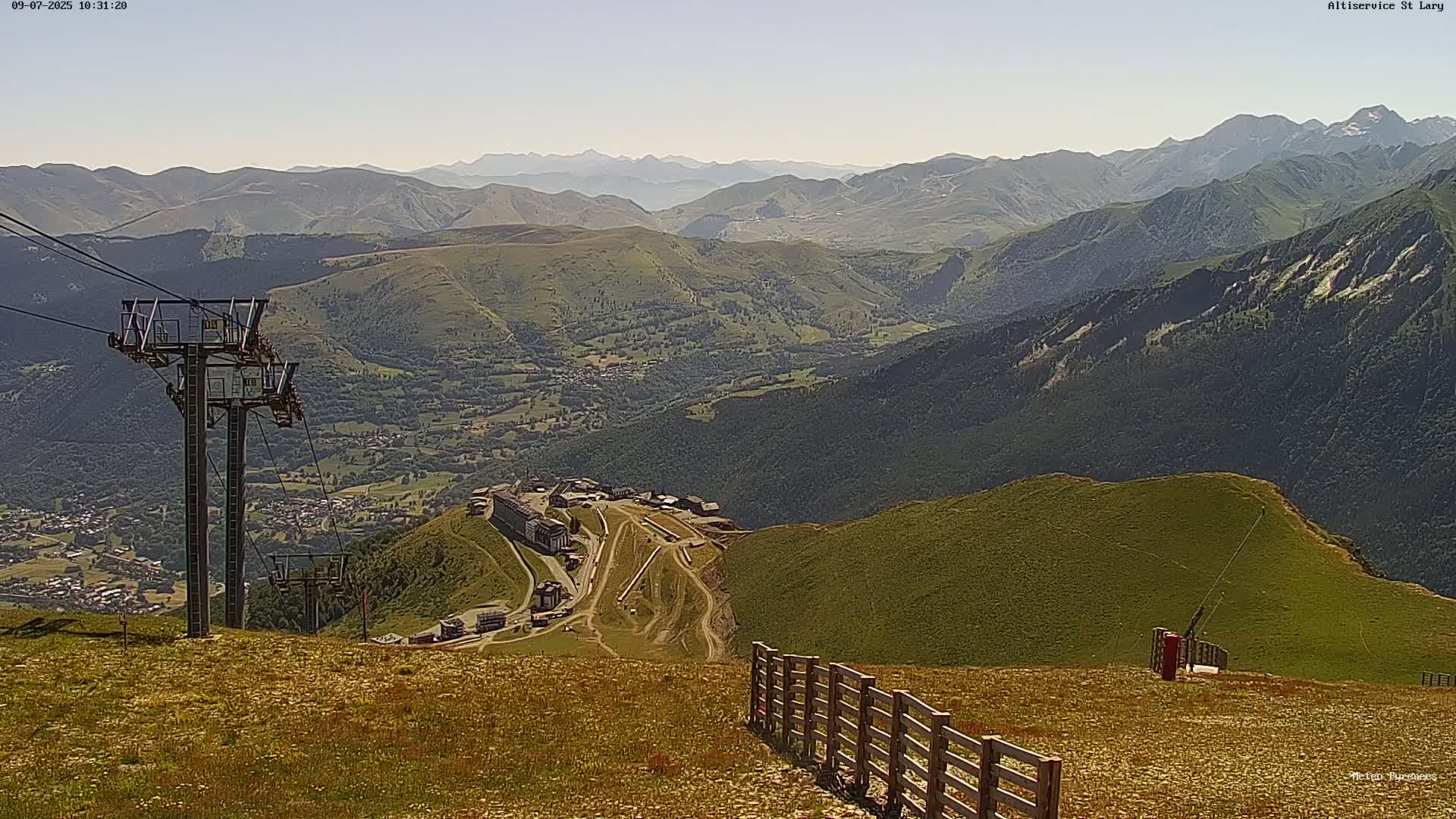 Saint-Lary-Soulan Village Skyline & Pla d'Adet Ski Slopes Live Cam - Bagnères-de-Bigorre, Hautes-Pyrénées, Occitanie, France