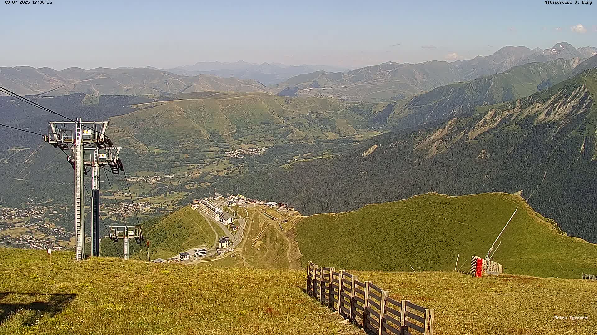 Saint-Lary-Soulan Village Skyline & Pla d'Adet Ski Slopes Live Cam - Bagnères-de-Bigorre, Hautes-Pyrénées, Occitanie, France
