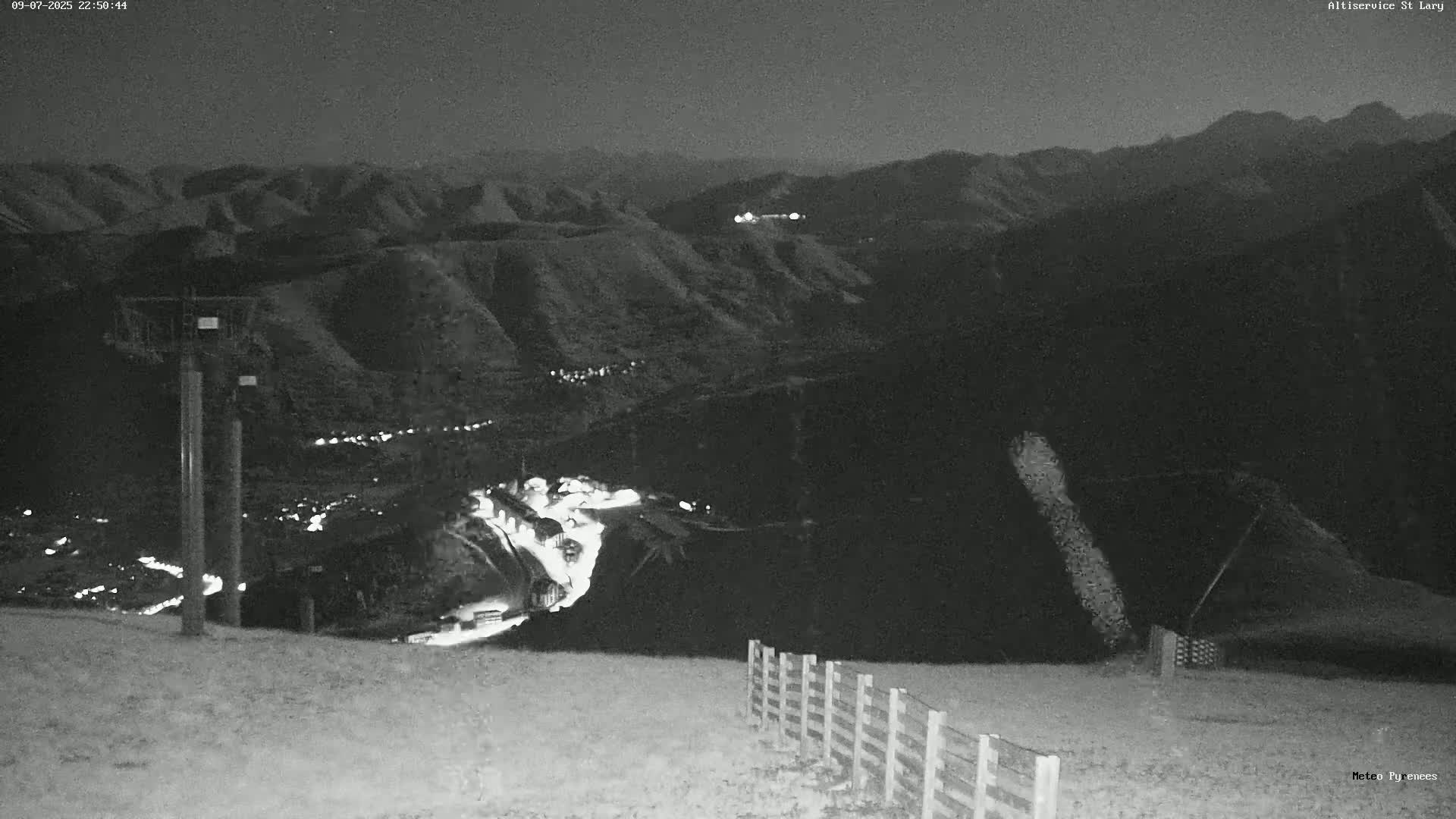 Saint-Lary-Soulan Village Skyline & Pla d'Adet Ski Slopes Live Cam - Bagnères-de-Bigorre, Hautes-Pyrénées, Occitanie, France