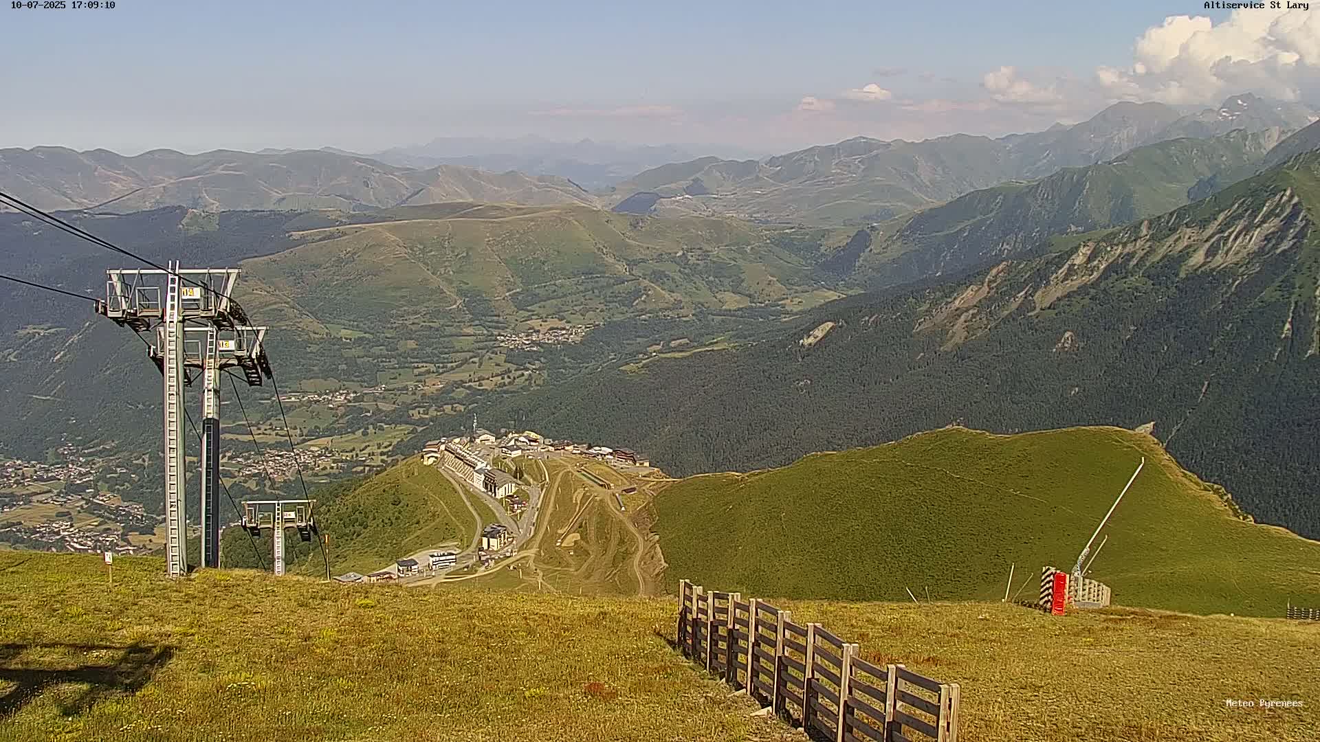 Saint-Lary-Soulan Village Skyline & Pla d'Adet Ski Slopes Live Cam - Bagnères-de-Bigorre, Hautes-Pyrénées, Occitanie, France