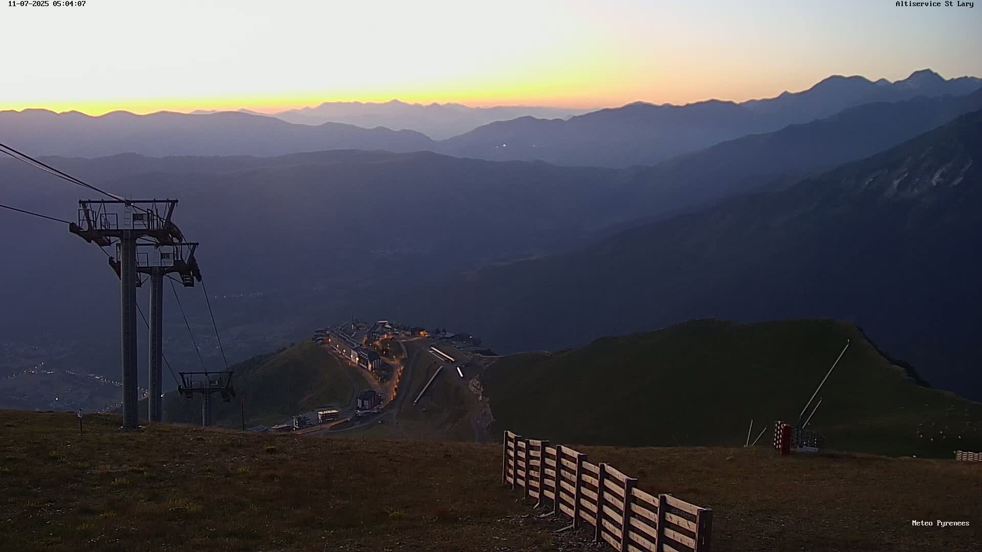 Saint-Lary-Soulan Village Skyline & Pla d'Adet Ski Slopes Live Cam - Bagnères-de-Bigorre, Hautes-Pyrénées, Occitanie, France