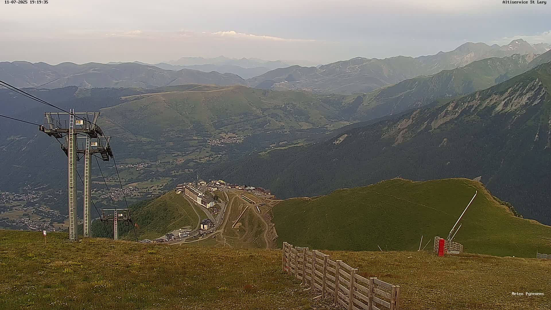 Saint-Lary-Soulan Village Skyline & Pla d'Adet Ski Slopes Live Cam - Bagnères-de-Bigorre, Hautes-Pyrénées, Occitanie, France