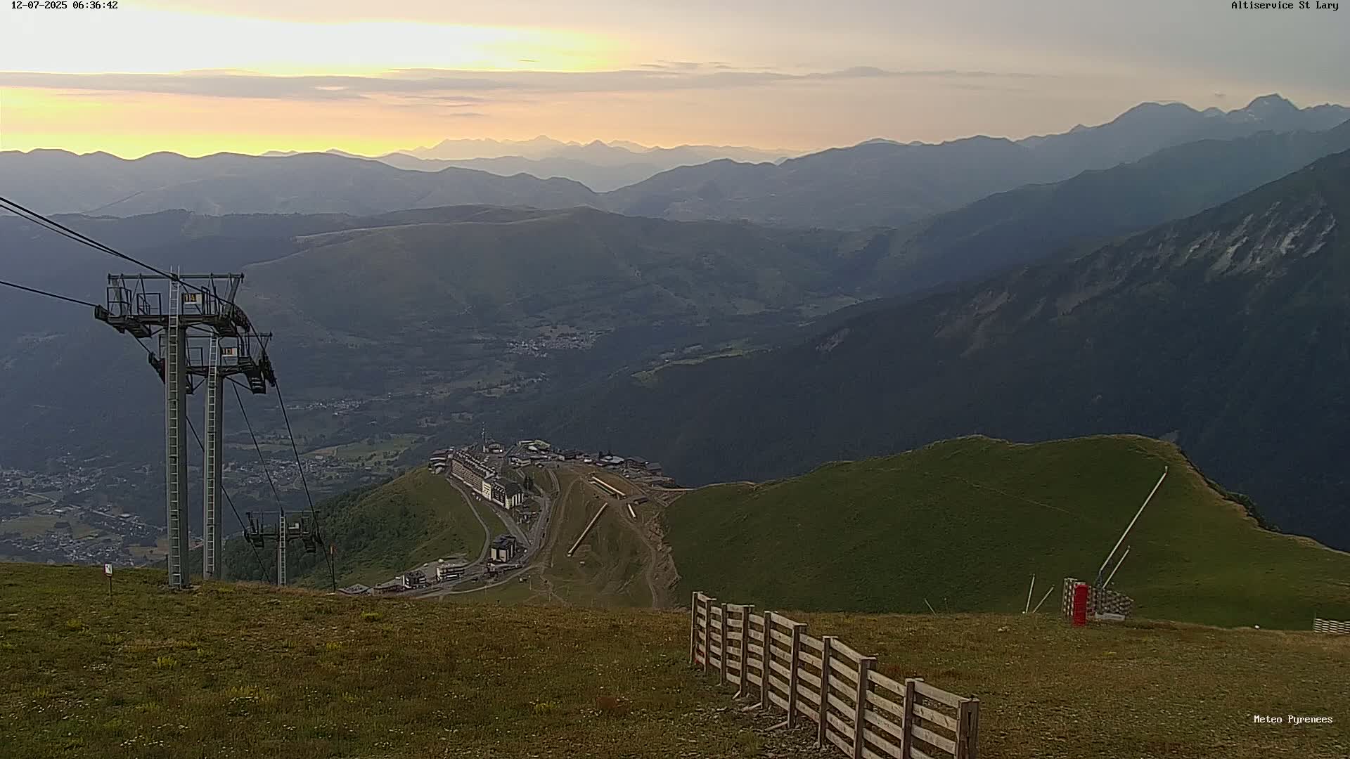 Saint-Lary-Soulan Village Skyline & Pla d'Adet Ski Slopes Live Cam - Bagnères-de-Bigorre, Hautes-Pyrénées, Occitanie, France