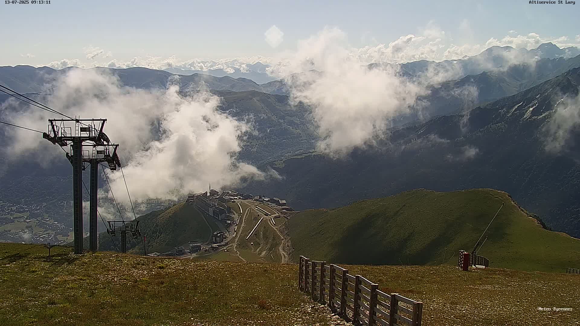 Saint-Lary-Soulan Village Skyline & Pla d'Adet Ski Slopes Live Cam - Bagnères-de-Bigorre, Hautes-Pyrénées, Occitanie, France