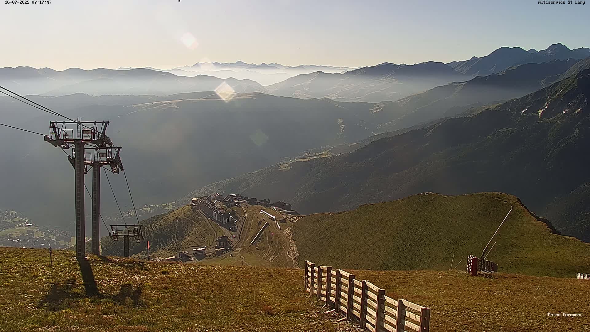 Saint-Lary-Soulan Village Skyline & Pla d'Adet Ski Slopes Live Cam - Bagnères-de-Bigorre, Hautes-Pyrénées, Occitanie, France