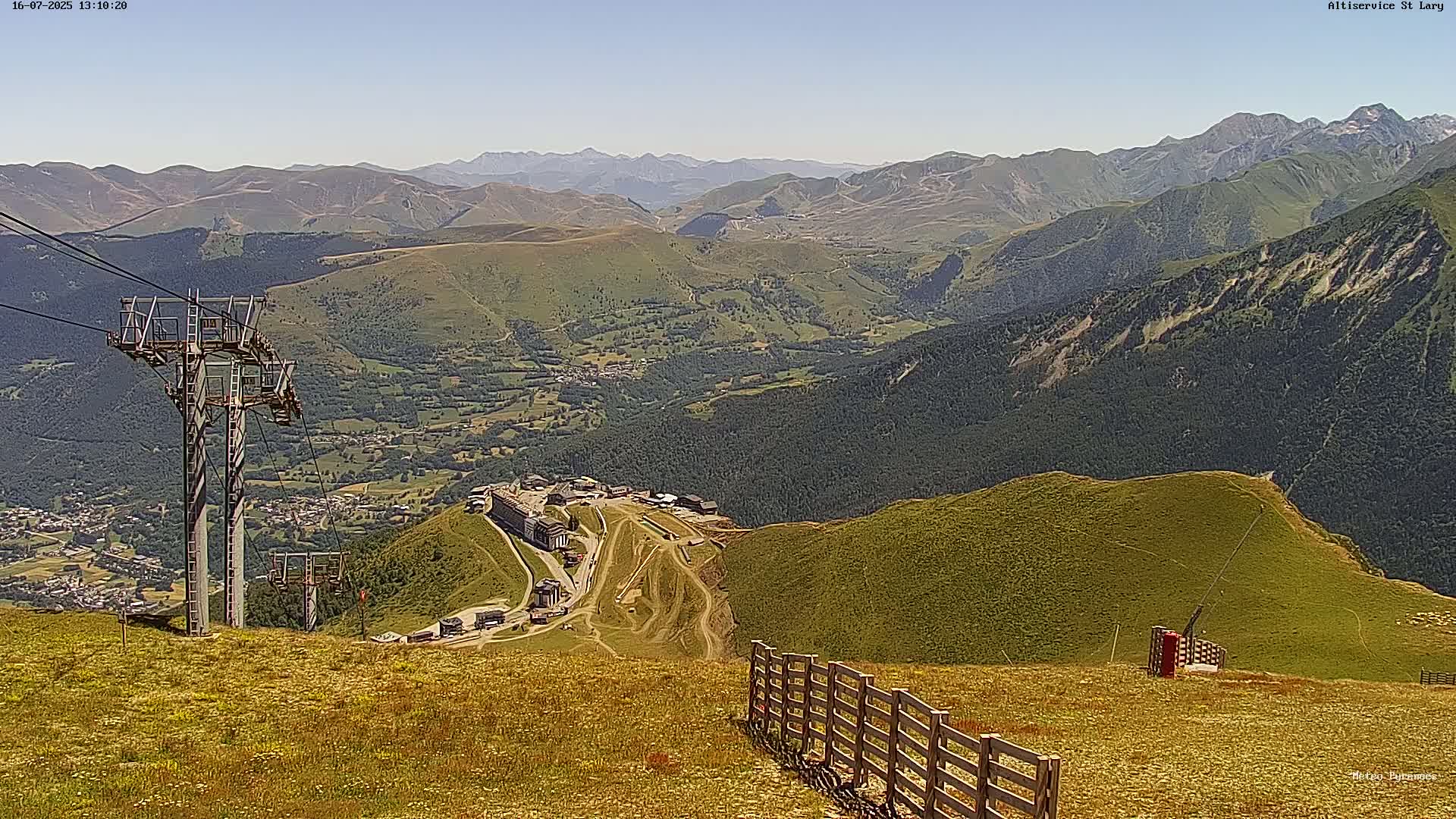 Saint-Lary-Soulan Village Skyline & Pla d'Adet Ski Slopes Live Cam - Bagnères-de-Bigorre, Hautes-Pyrénées, Occitanie, France