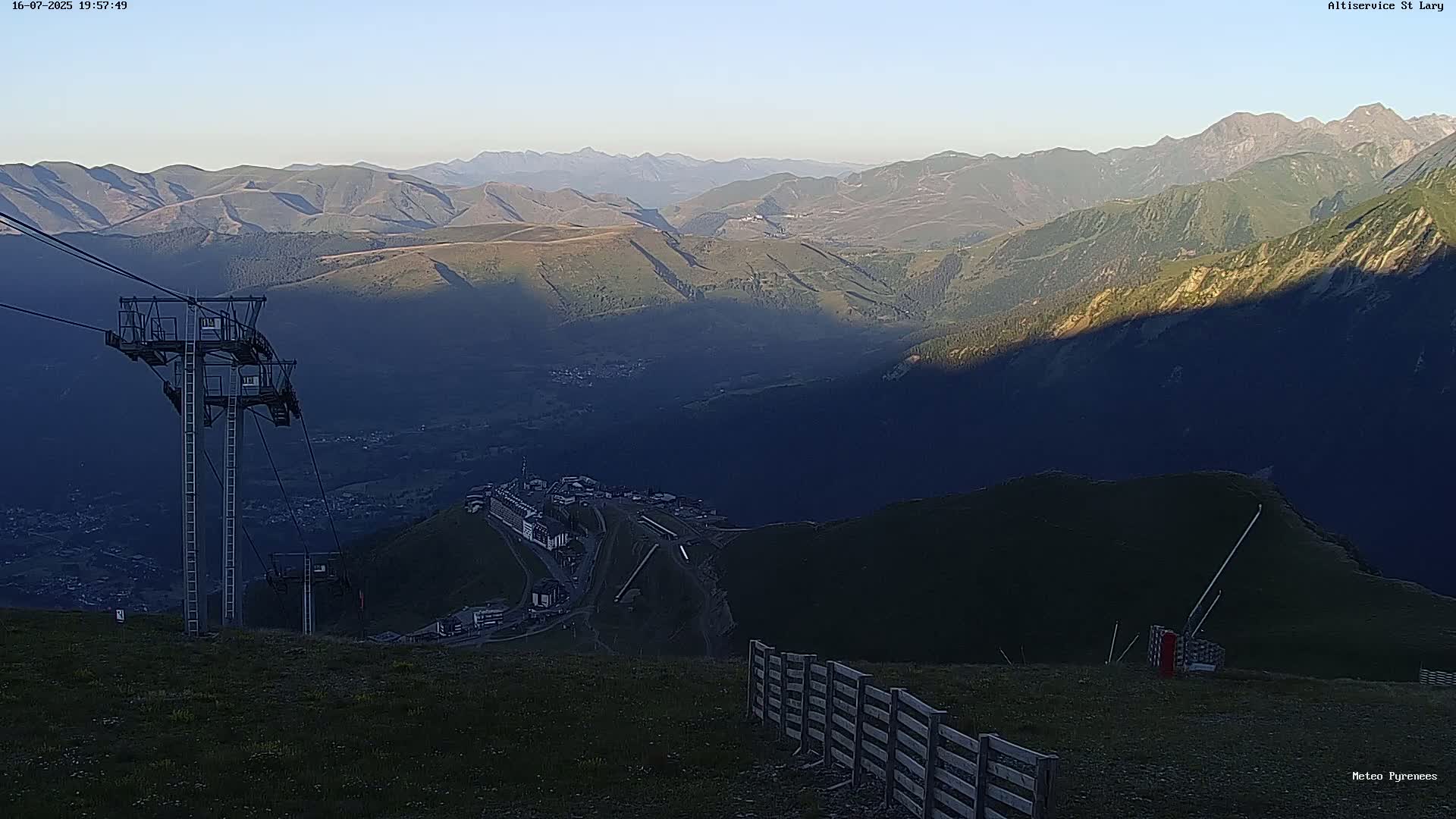 Saint-Lary-Soulan Village Skyline & Pla d'Adet Ski Slopes Live Cam - Bagnères-de-Bigorre, Hautes-Pyrénées, Occitanie, France