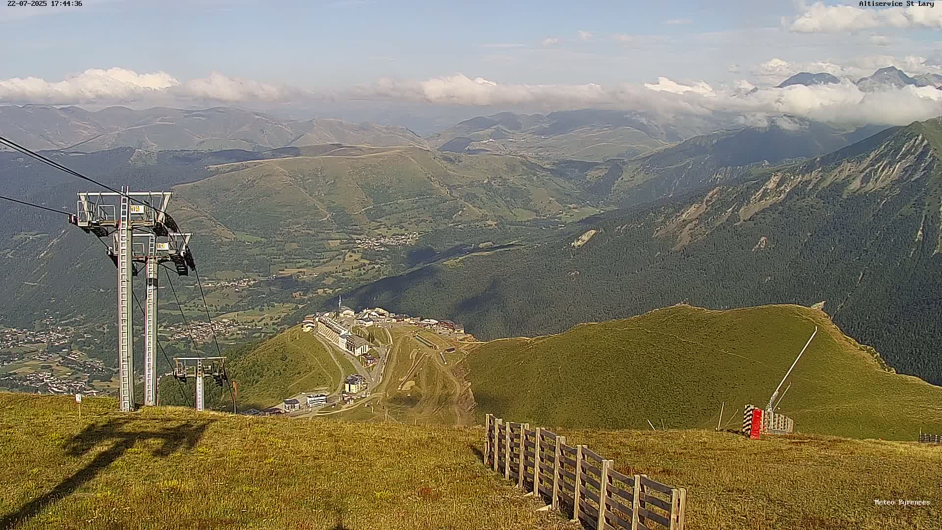 Saint-Lary-Soulan Village Skyline & Pla d'Adet Ski Slopes Live Cam - Bagnères-de-Bigorre, Hautes-Pyrénées, Occitanie, France
