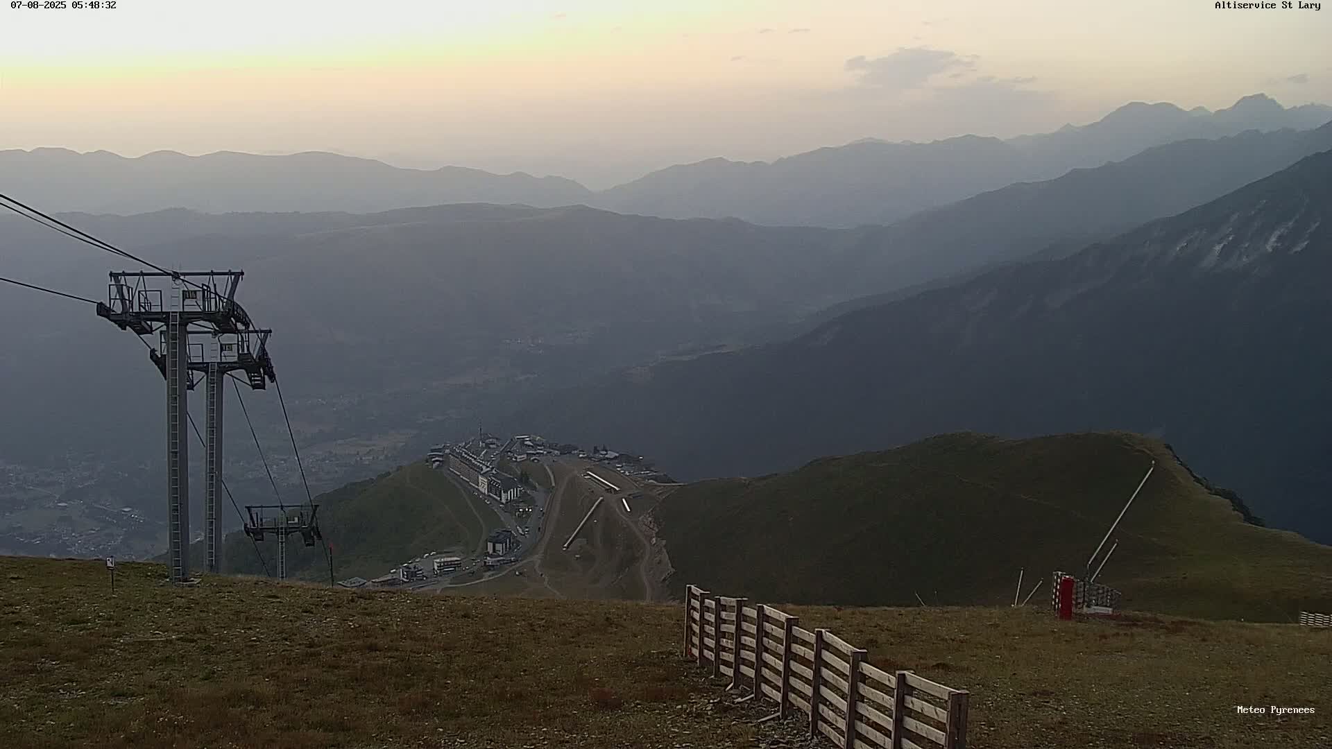 Saint-Lary-Soulan Village Skyline & Pla d'Adet Ski Slopes Live Cam - Bagnères-de-Bigorre, Hautes-Pyrénées, Occitanie, France