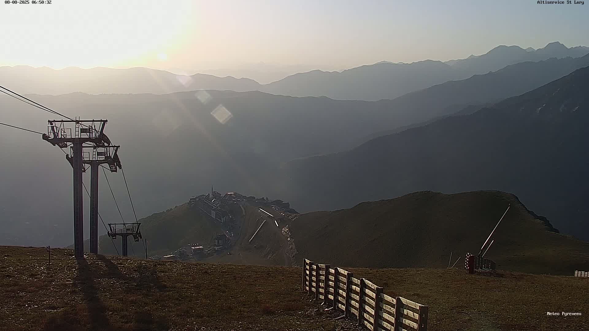 Saint-Lary-Soulan Village Skyline & Pla d'Adet Ski Slopes Live Cam - Bagnères-de-Bigorre, Hautes-Pyrénées, Occitanie, France