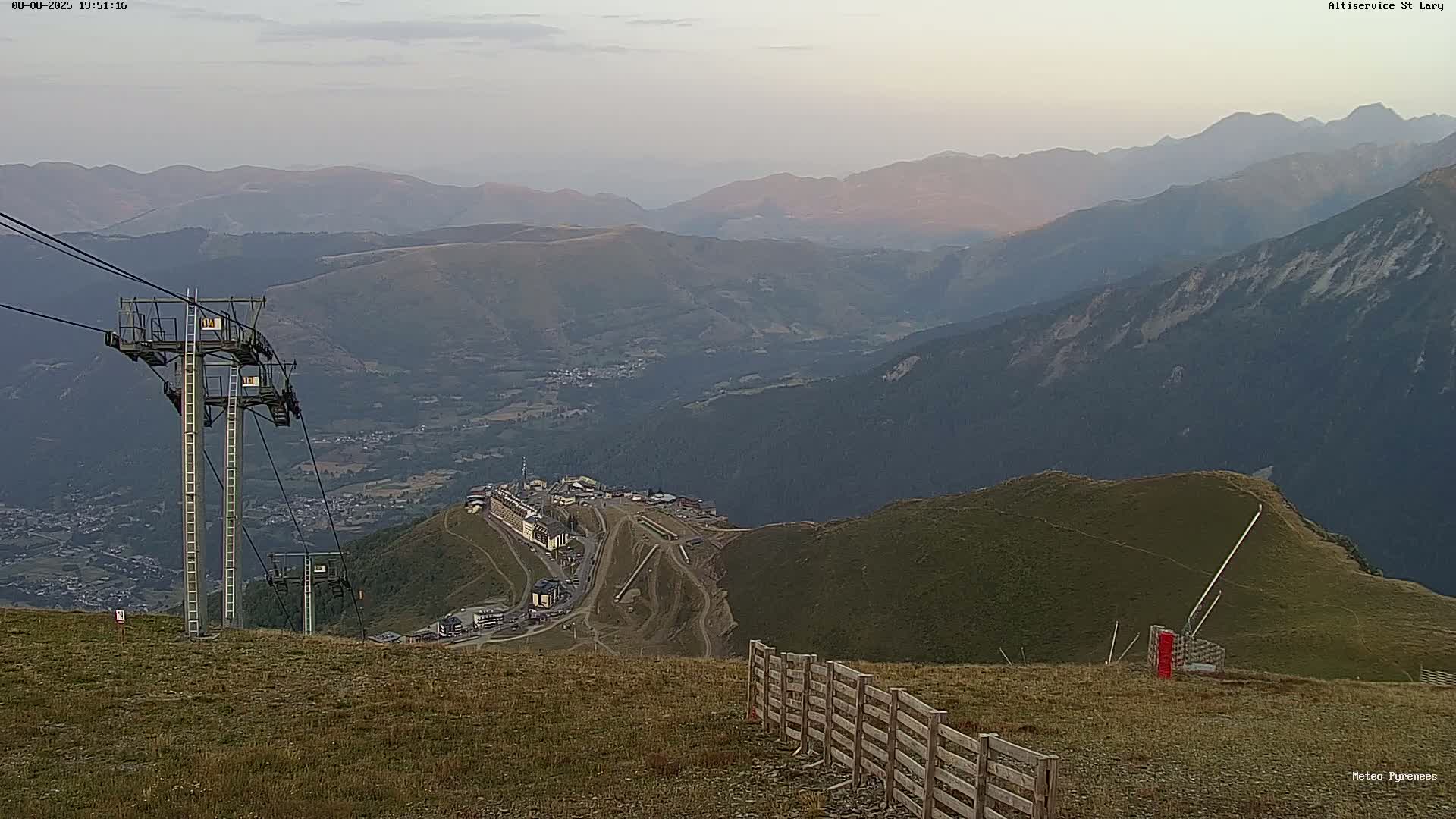 Saint-Lary-Soulan Village Skyline & Pla d'Adet Ski Slopes Live Cam - Bagnères-de-Bigorre, Hautes-Pyrénées, Occitanie, France