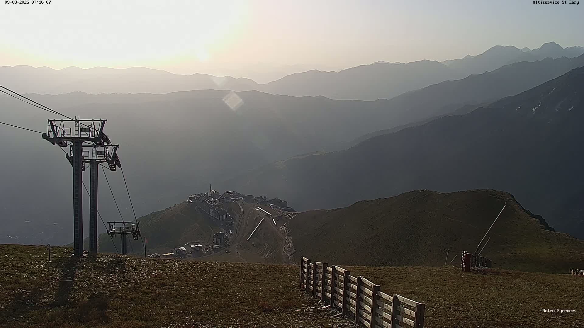 Saint-Lary-Soulan Village Skyline & Pla d'Adet Ski Slopes Live Cam - Bagnères-de-Bigorre, Hautes-Pyrénées, Occitanie, France