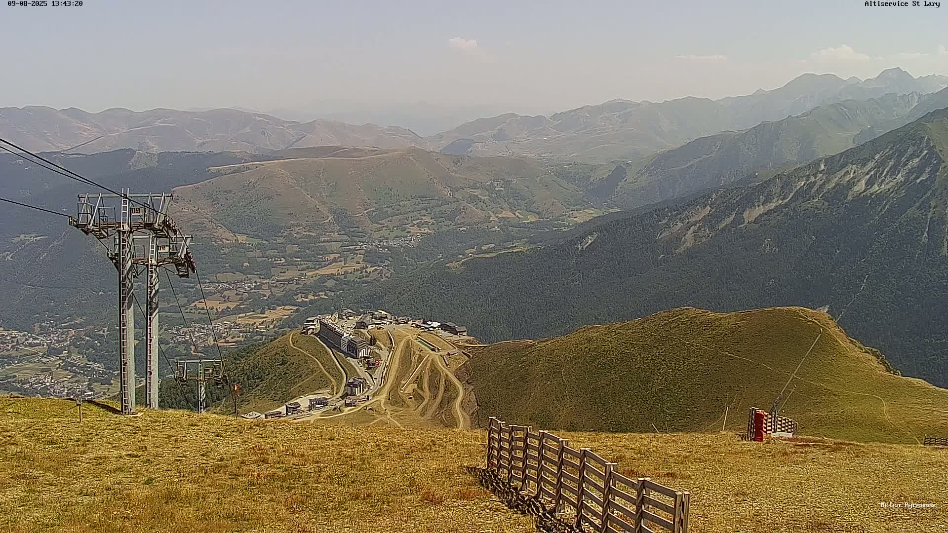 Saint-Lary-Soulan Village Skyline & Pla d'Adet Ski Slopes Live Cam - Bagnères-de-Bigorre, Hautes-Pyrénées, Occitanie, France