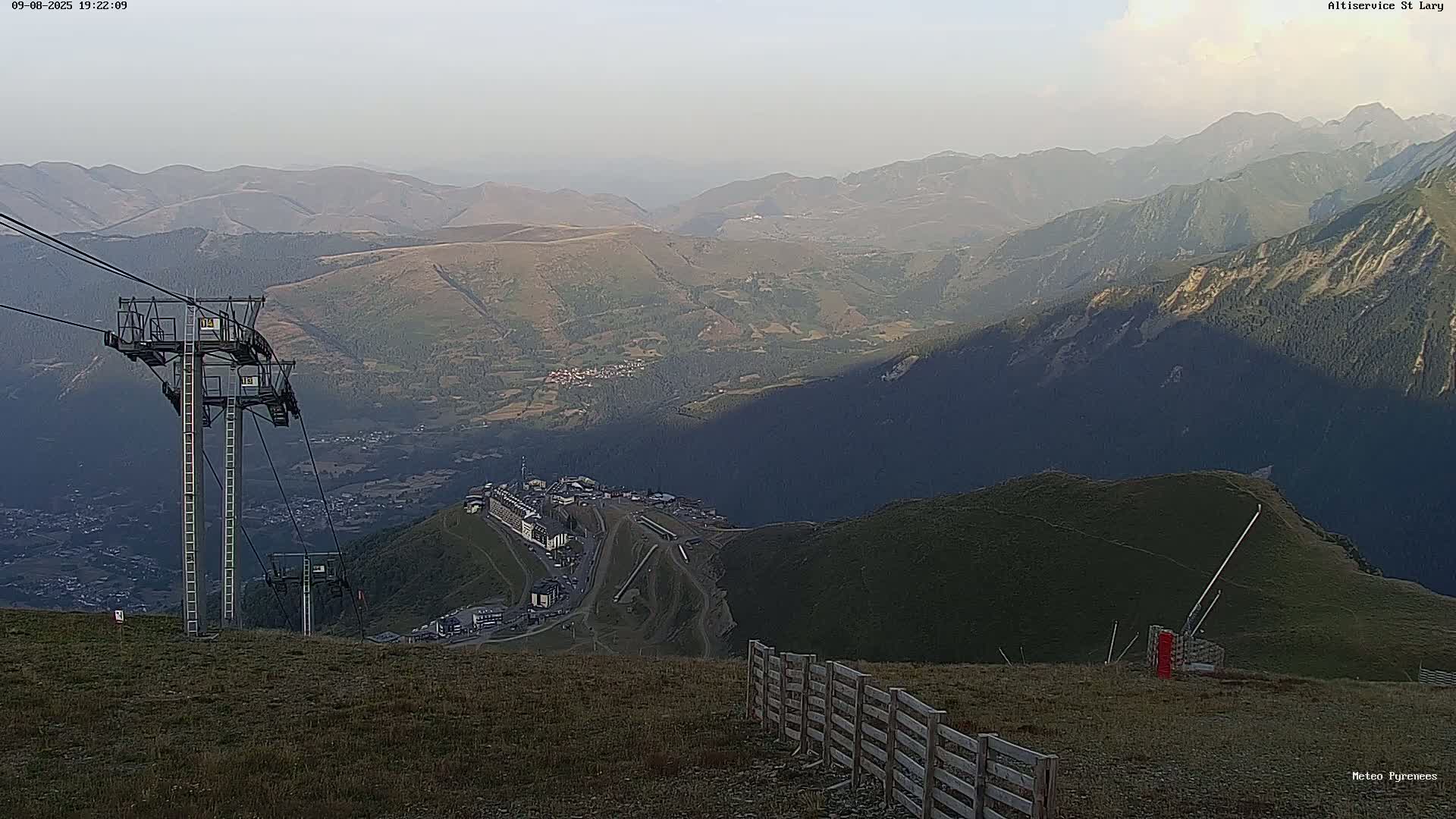 Saint-Lary-Soulan Village Skyline & Pla d'Adet Ski Slopes Live Cam - Bagnères-de-Bigorre, Hautes-Pyrénées, Occitanie, France