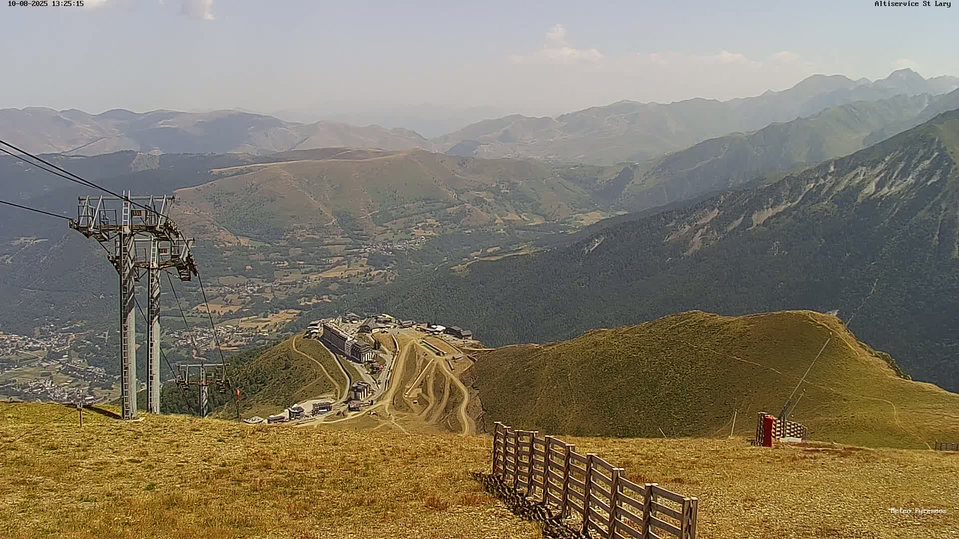Saint-Lary-Soulan Village Skyline & Pla d'Adet Ski Slopes Live Cam - Bagnères-de-Bigorre, Hautes-Pyrénées, Occitanie, France