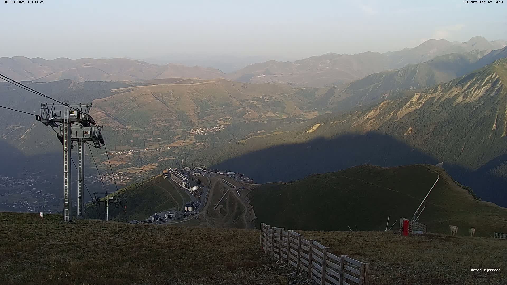Saint-Lary-Soulan Village Skyline & Pla d'Adet Ski Slopes Live Cam - Bagnères-de-Bigorre, Hautes-Pyrénées, Occitanie, France