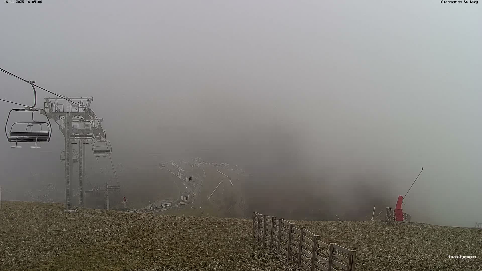 Saint-Lary-Soulan Village Skyline & Pla d'Adet Ski Slopes Live Cam - Bagnères-de-Bigorre, Hautes-Pyrénées, Occitanie, France