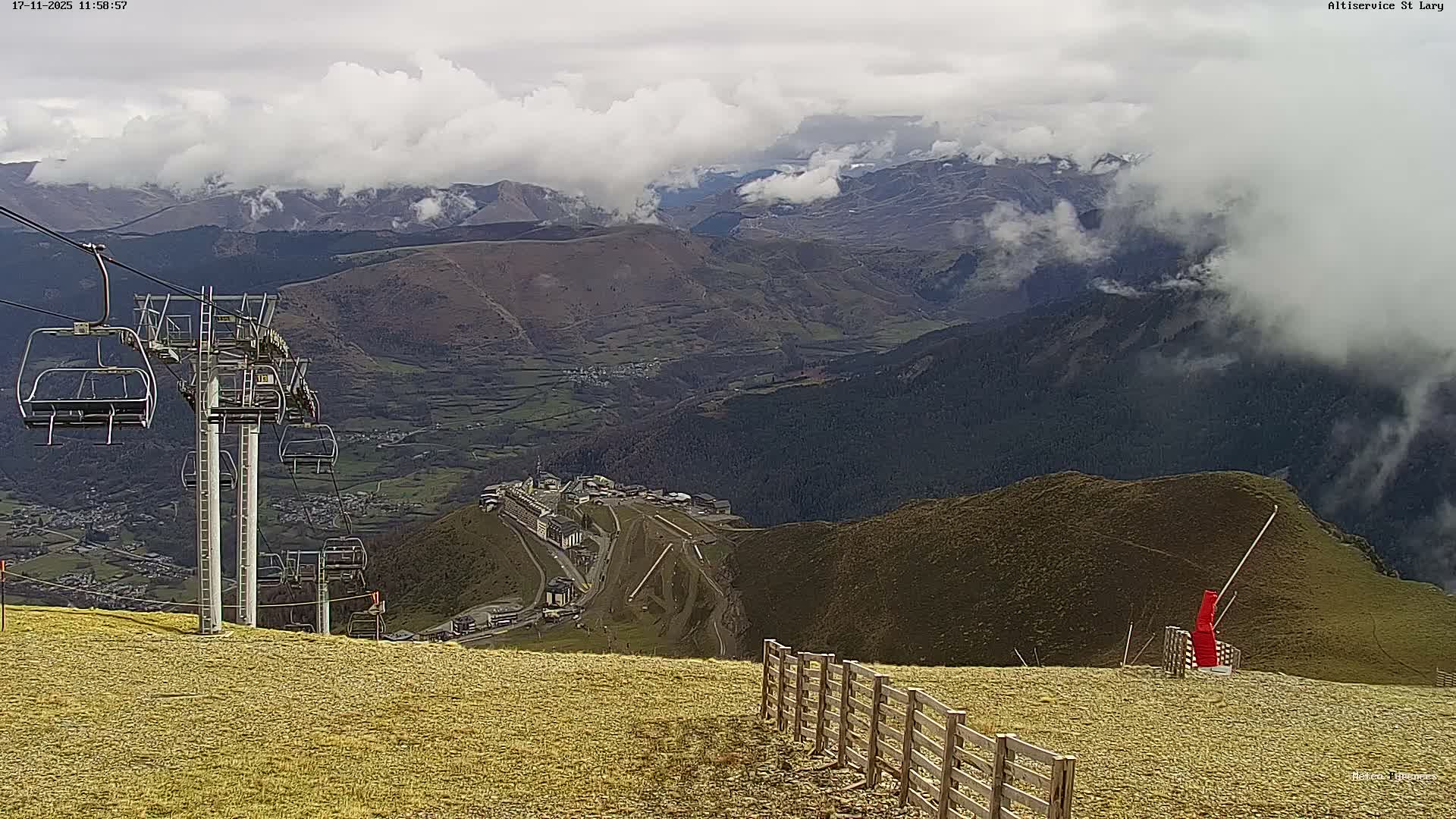 Saint-Lary-Soulan Village Skyline & Pla d'Adet Ski Slopes Live Cam - Bagnères-de-Bigorre, Hautes-Pyrénées, Occitanie, France