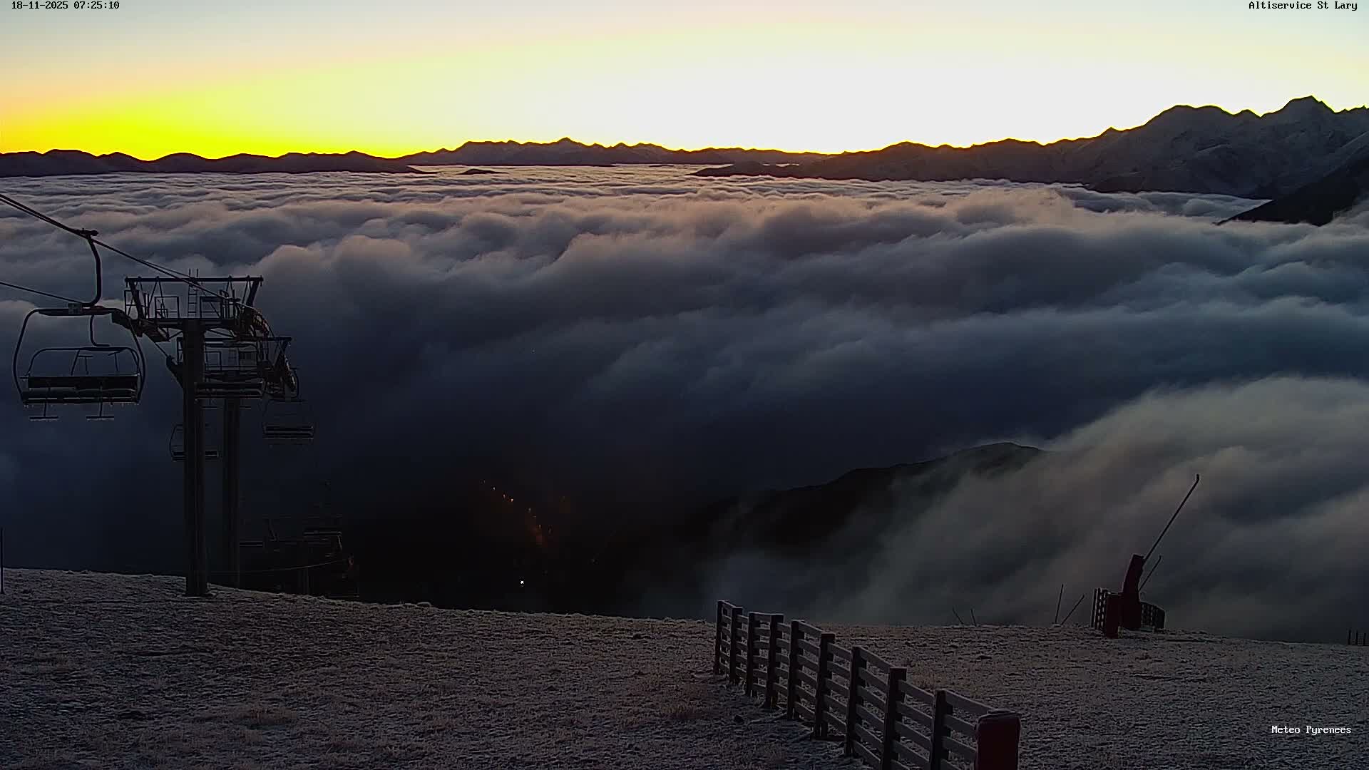 Saint-Lary-Soulan Village Skyline & Pla d'Adet Ski Slopes Live Cam - Bagnères-de-Bigorre, Hautes-Pyrénées, Occitanie, France