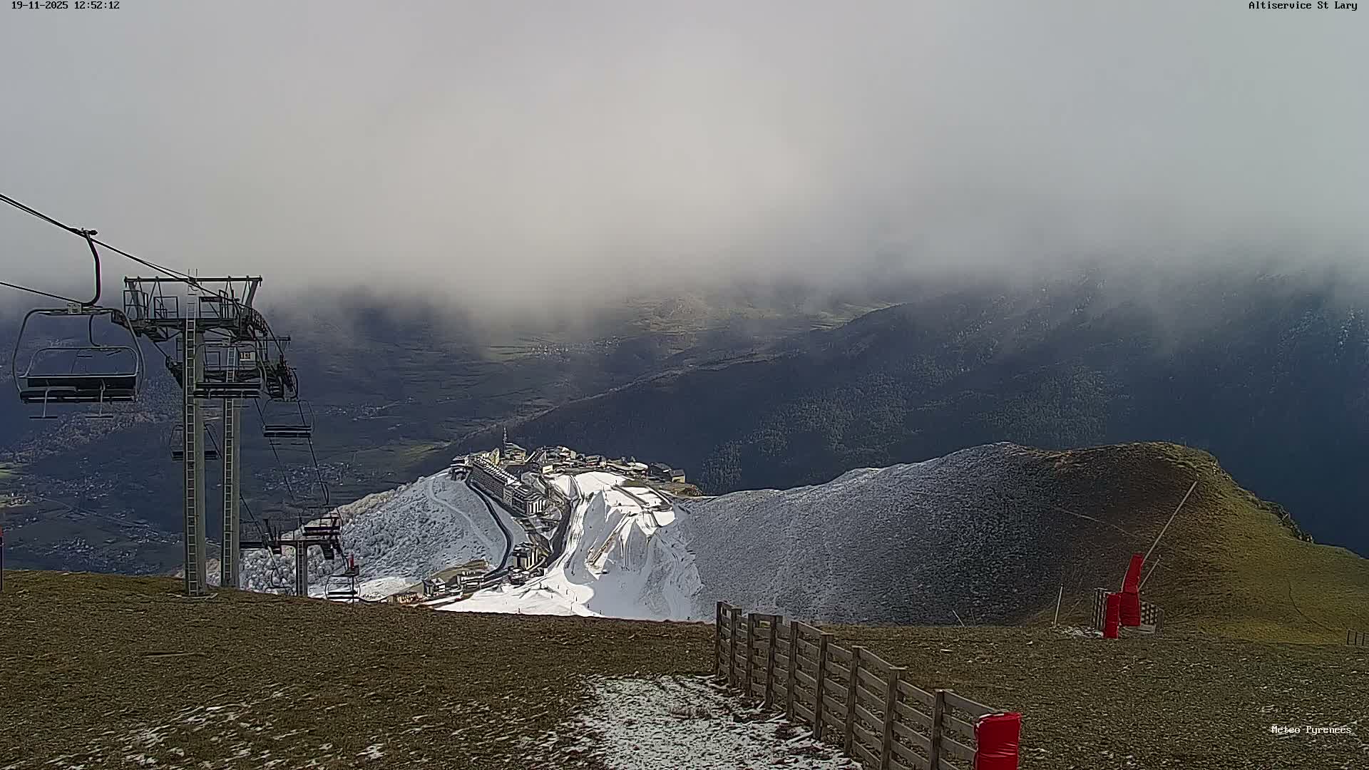 Saint-Lary-Soulan Village Skyline & Pla d'Adet Ski Slopes Live Cam - Bagnères-de-Bigorre, Hautes-Pyrénées, Occitanie, France