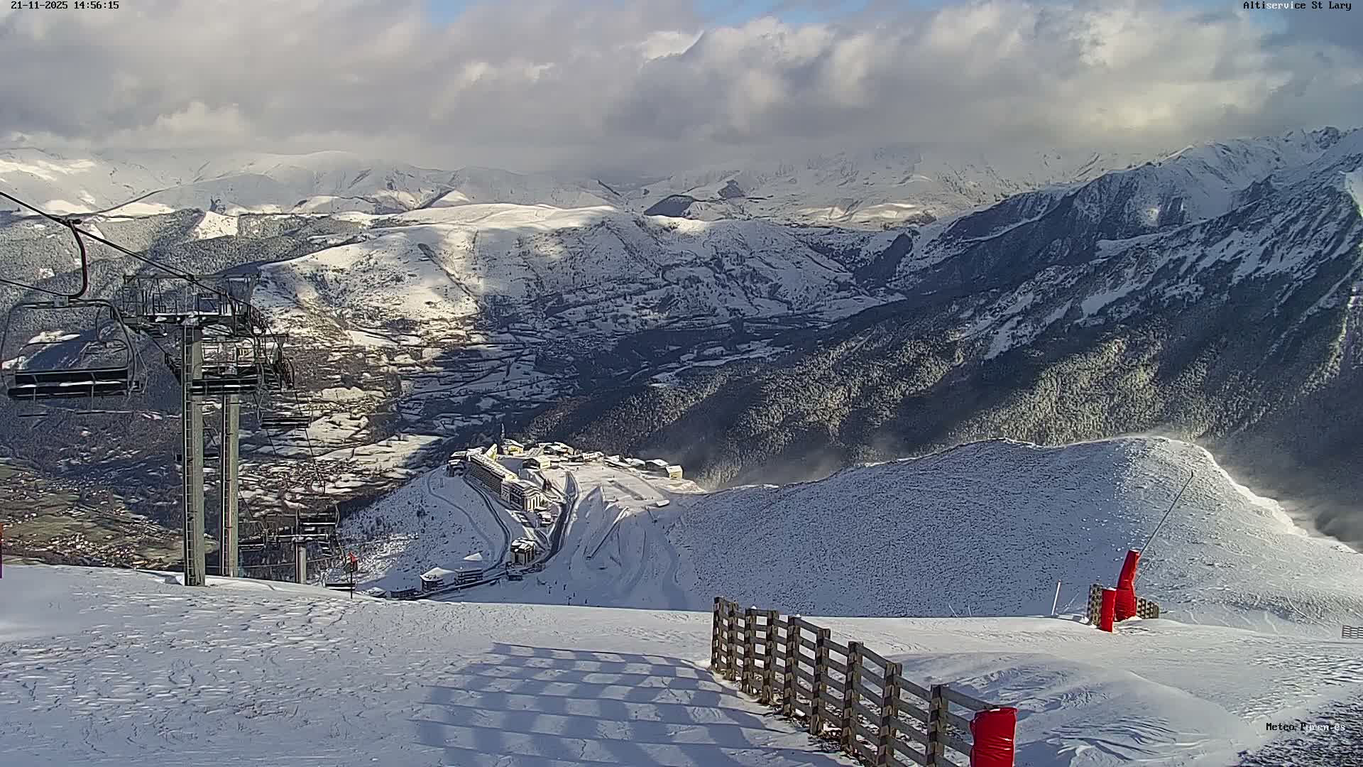Saint-Lary-Soulan Village Skyline & Pla d'Adet Ski Slopes Live Cam - Bagnères-de-Bigorre, Hautes-Pyrénées, Occitanie, France