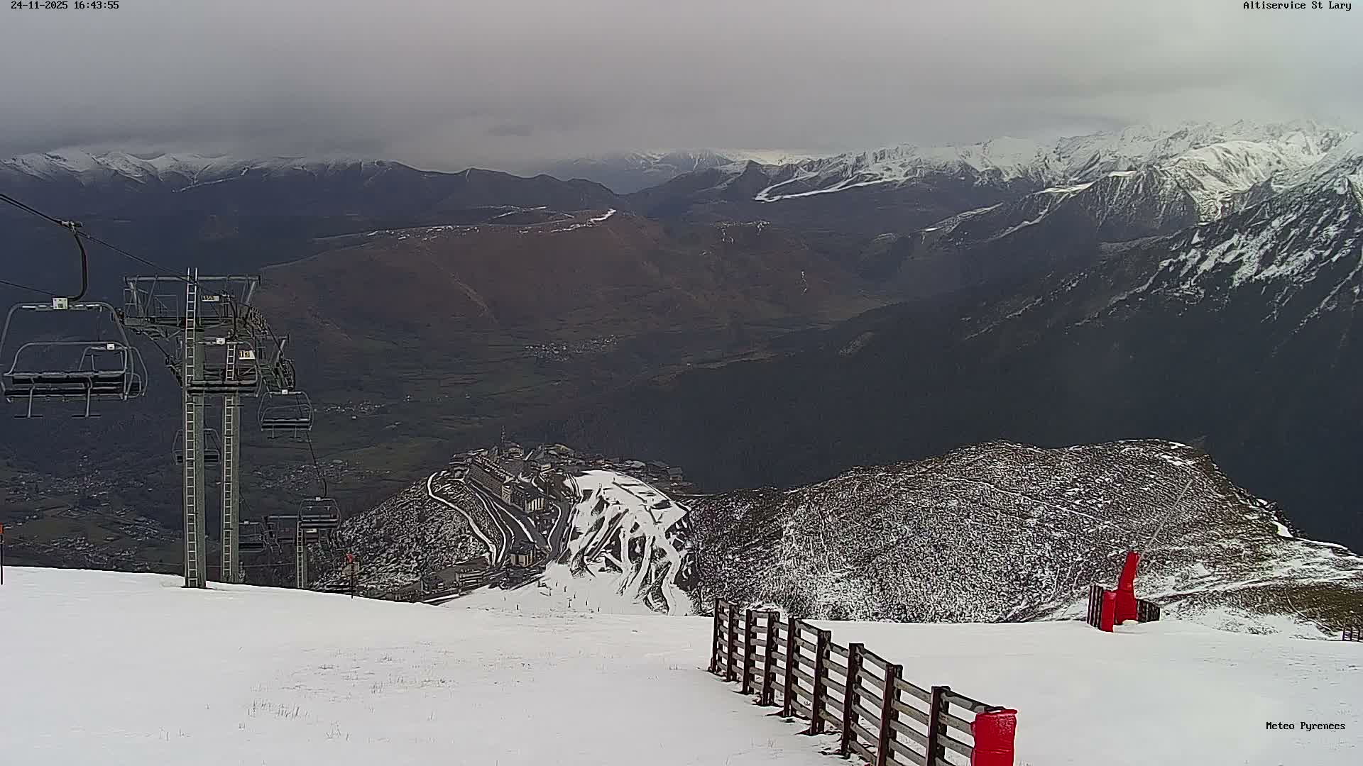 Saint-Lary-Soulan Village Skyline & Pla d'Adet Ski Slopes Live Cam - Bagnères-de-Bigorre, Hautes-Pyrénées, Occitanie, France