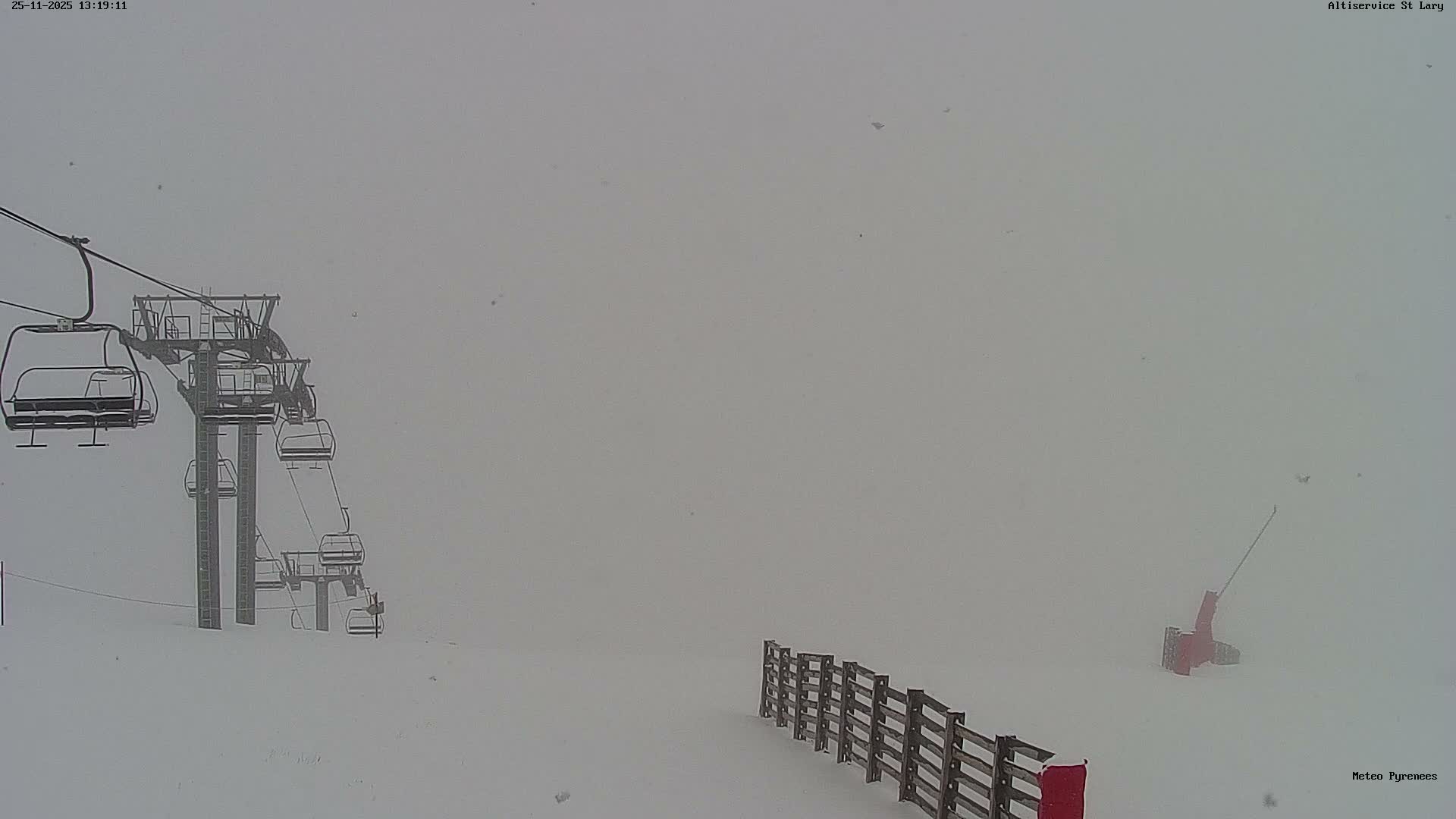 Saint-Lary-Soulan Village Skyline & Pla d'Adet Ski Slopes Live Cam - Bagnères-de-Bigorre, Hautes-Pyrénées, Occitanie, France