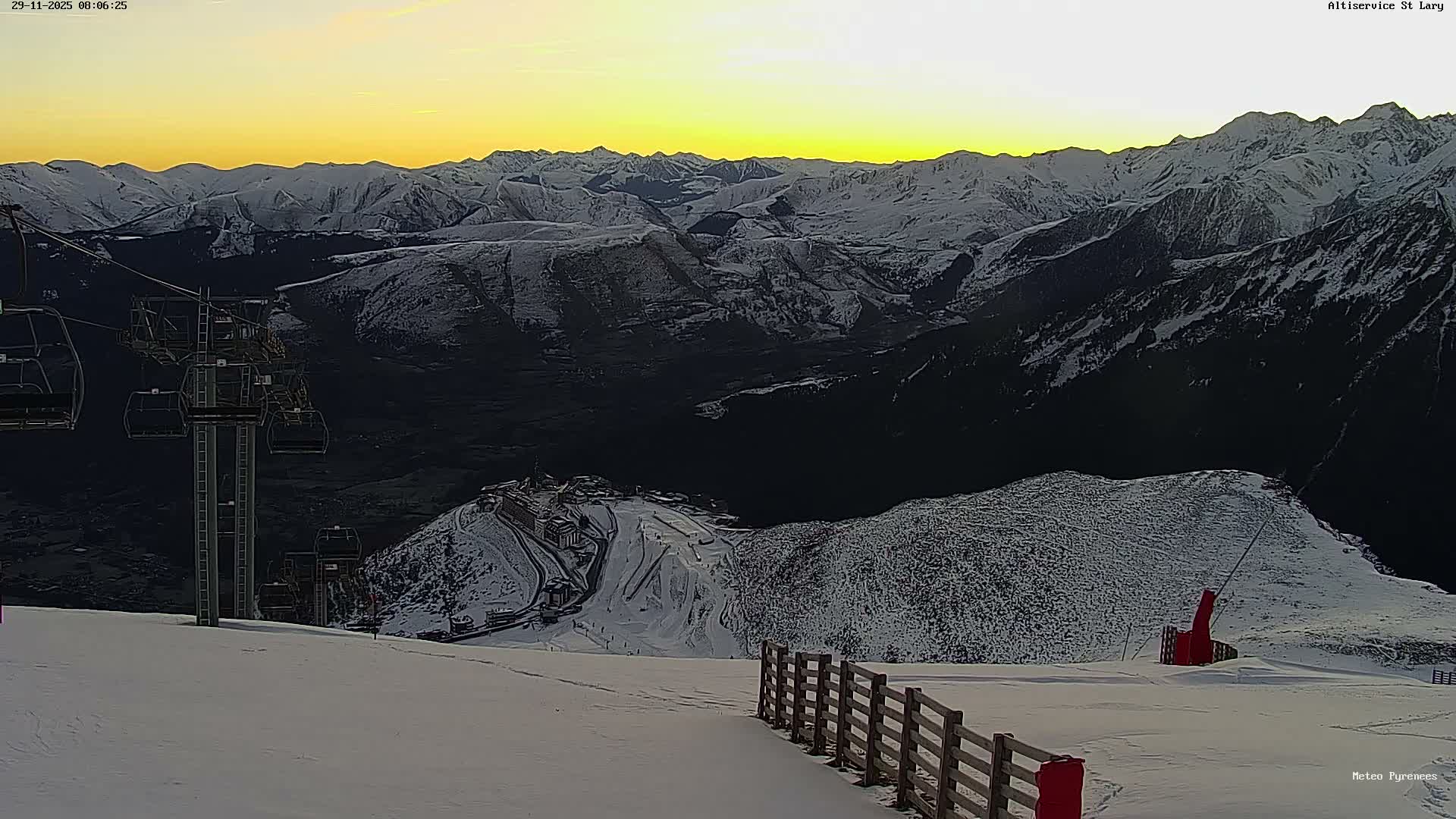 Saint-Lary-Soulan Village Skyline & Pla d'Adet Ski Slopes Live Cam - Bagnères-de-Bigorre, Hautes-Pyrénées, Occitanie, France