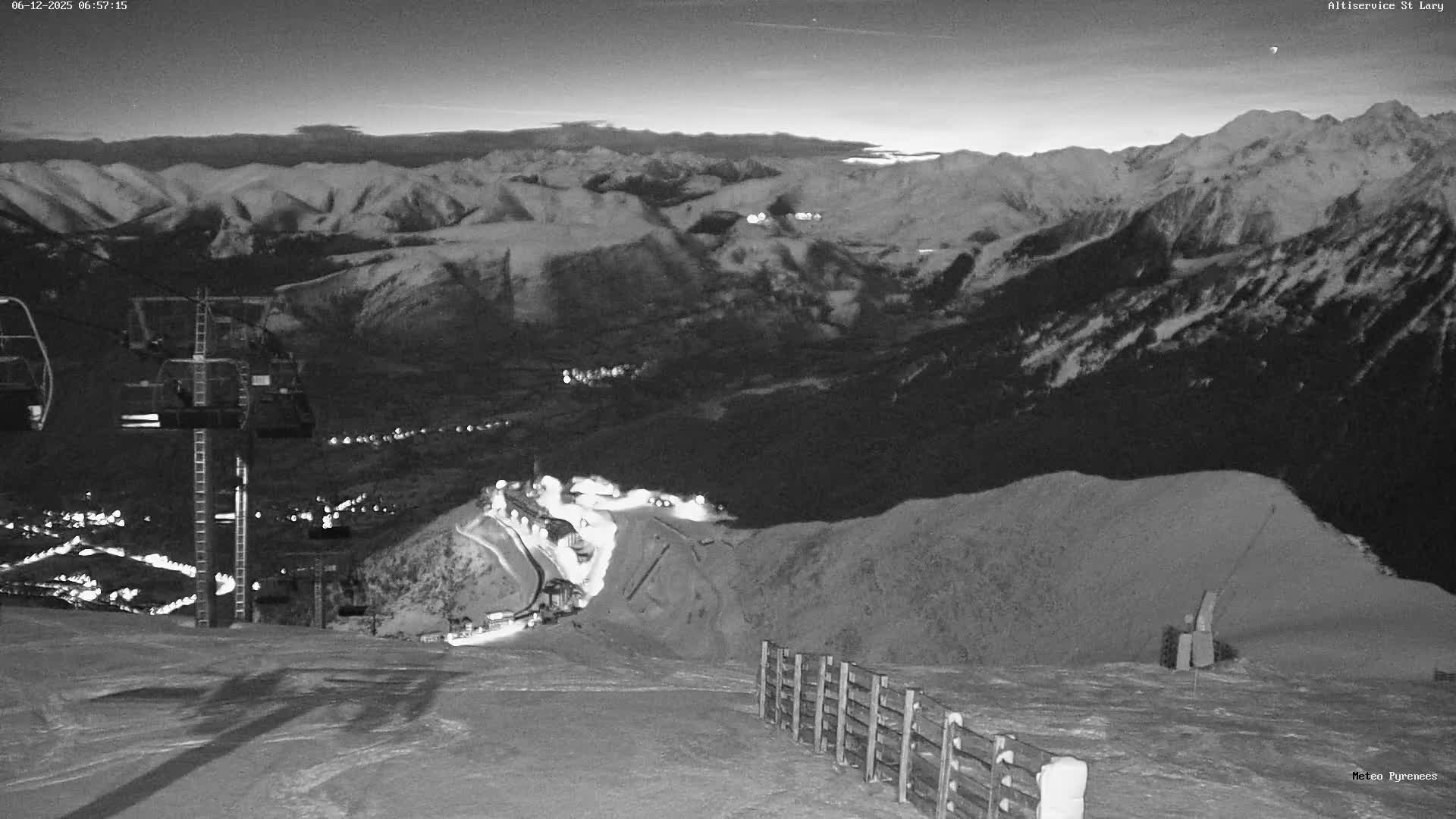 Saint-Lary-Soulan Village Skyline & Pla d'Adet Ski Slopes Live Cam - Bagnères-de-Bigorre, Hautes-Pyrénées, Occitanie, France