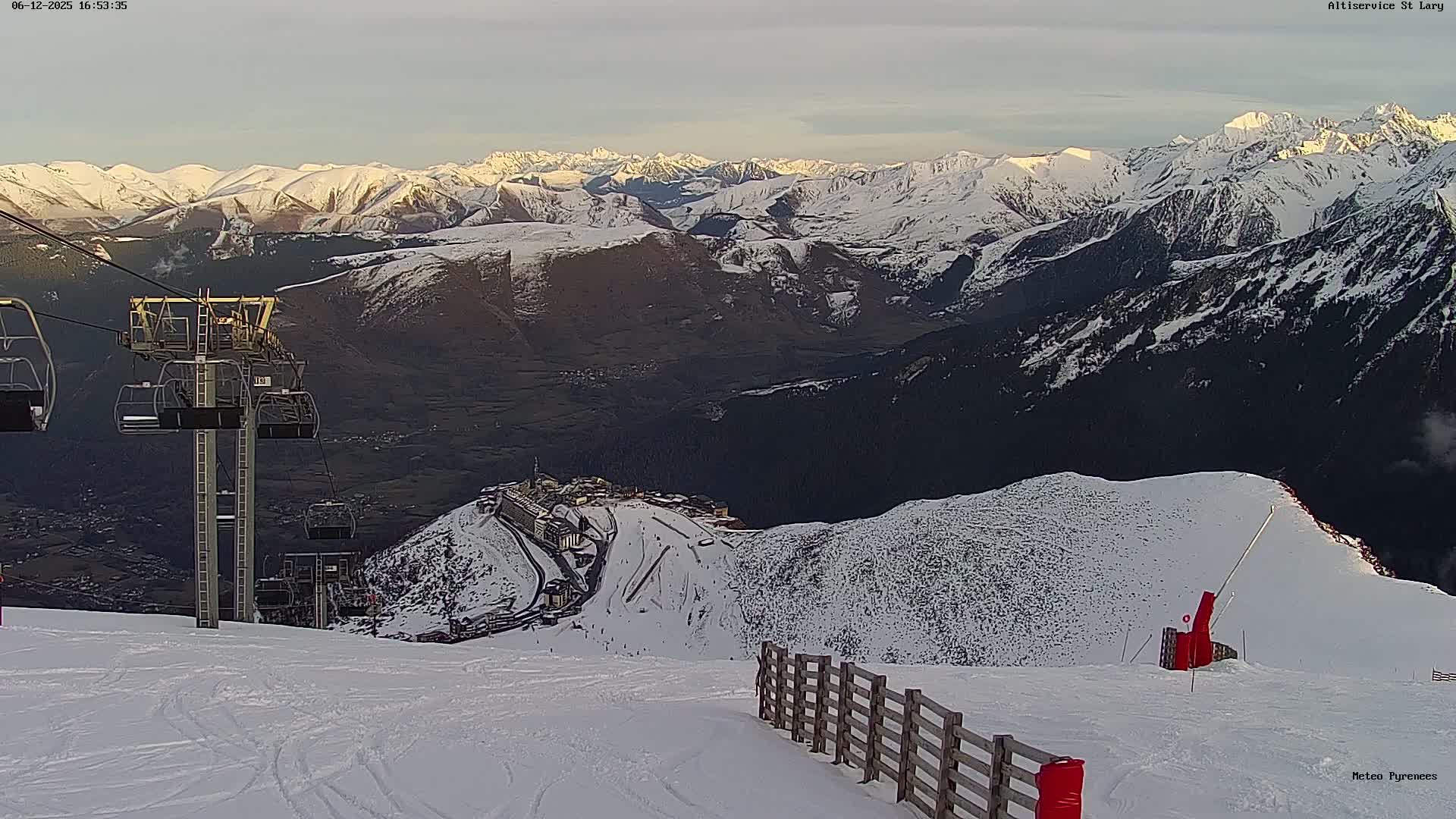 Saint-Lary-Soulan Village Skyline & Pla d'Adet Ski Slopes Live Cam - Bagnères-de-Bigorre, Hautes-Pyrénées, Occitanie, France