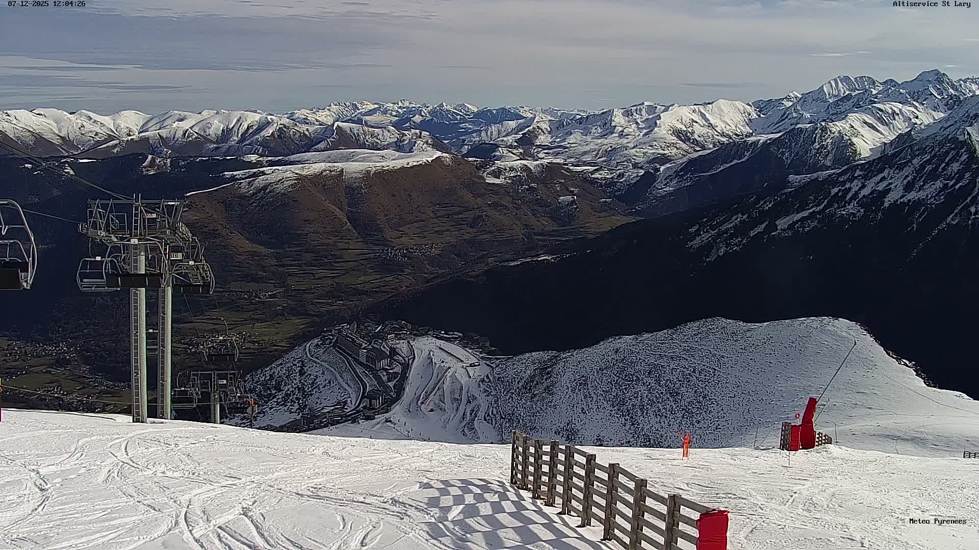 Saint-Lary-Soulan Village Skyline & Pla d'Adet Ski Slopes Live Cam - Bagnères-de-Bigorre, Hautes-Pyrénées, Occitanie, France