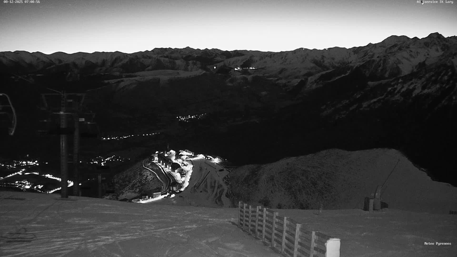 Saint-Lary-Soulan Village Skyline & Pla d'Adet Ski Slopes Live Cam - Bagnères-de-Bigorre, Hautes-Pyrénées, Occitanie, France